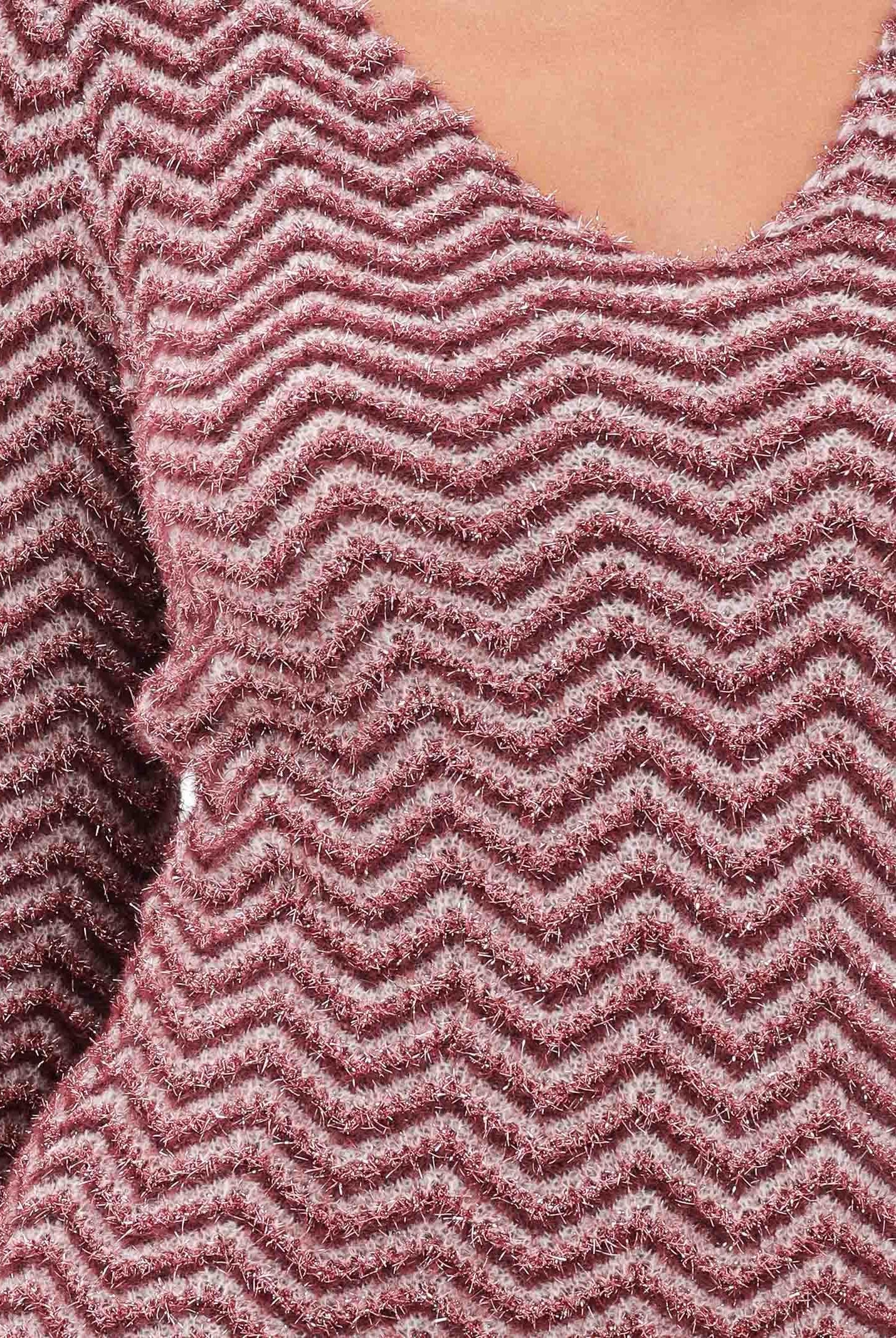 AKEP Abito corto caratterizzato da un motivo a zig-zag nei toni del bordeaux e rosa da donna VSKD11002 V1 AKEP