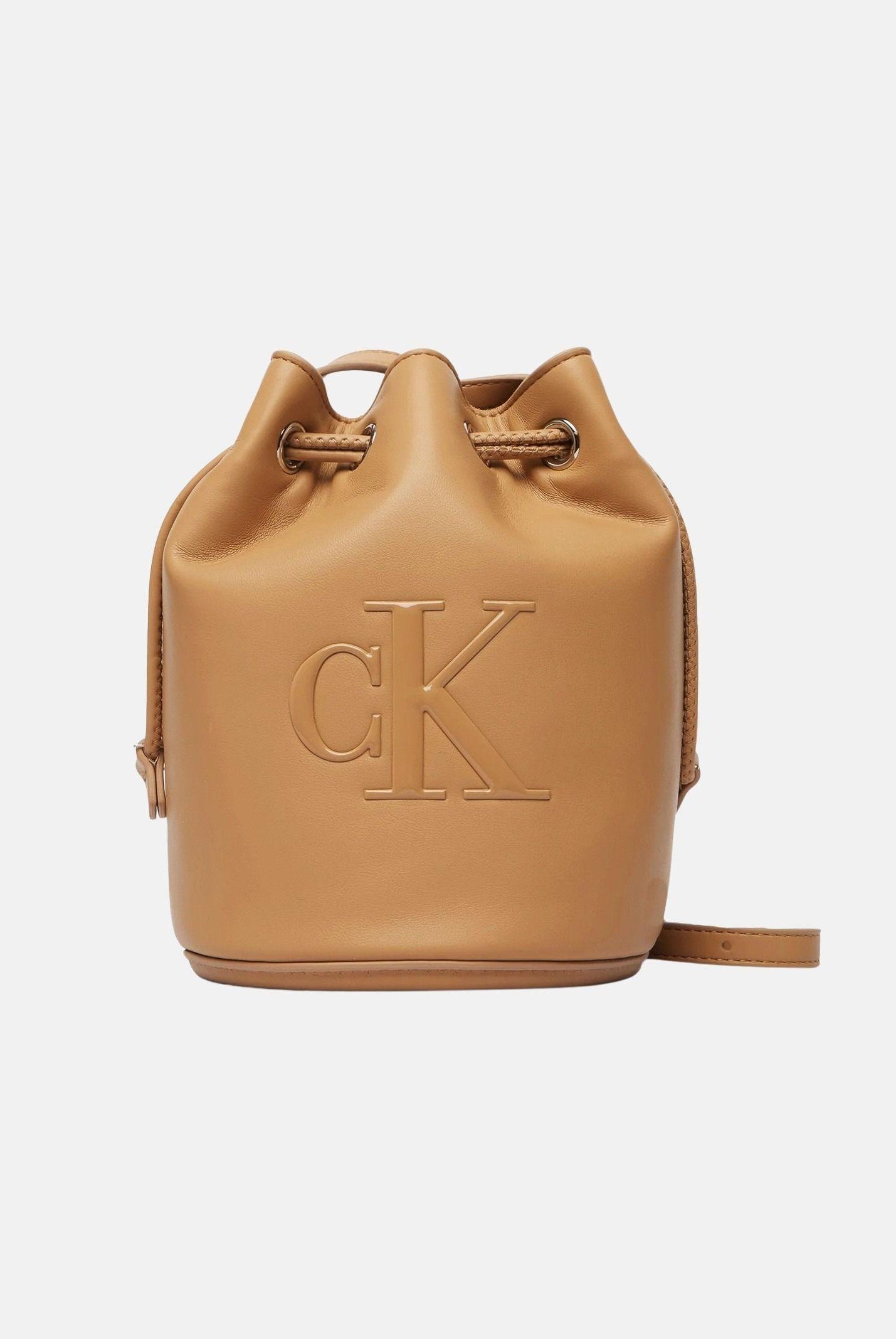 Calvin Klein borsa a secchiello Bold CK Small Bucket Bag colore Tannin, beige cammello da donna LV04F3640G RAJ CALVIN KLEIN