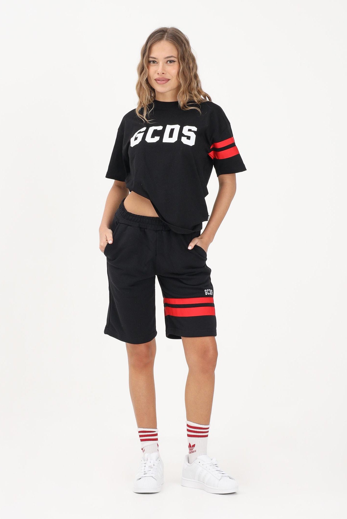 GCDS Shorts sportivo nero per donna, ragazzi e bambini con logo e bande rosse Z0UJQL594F004 999R GCDS
