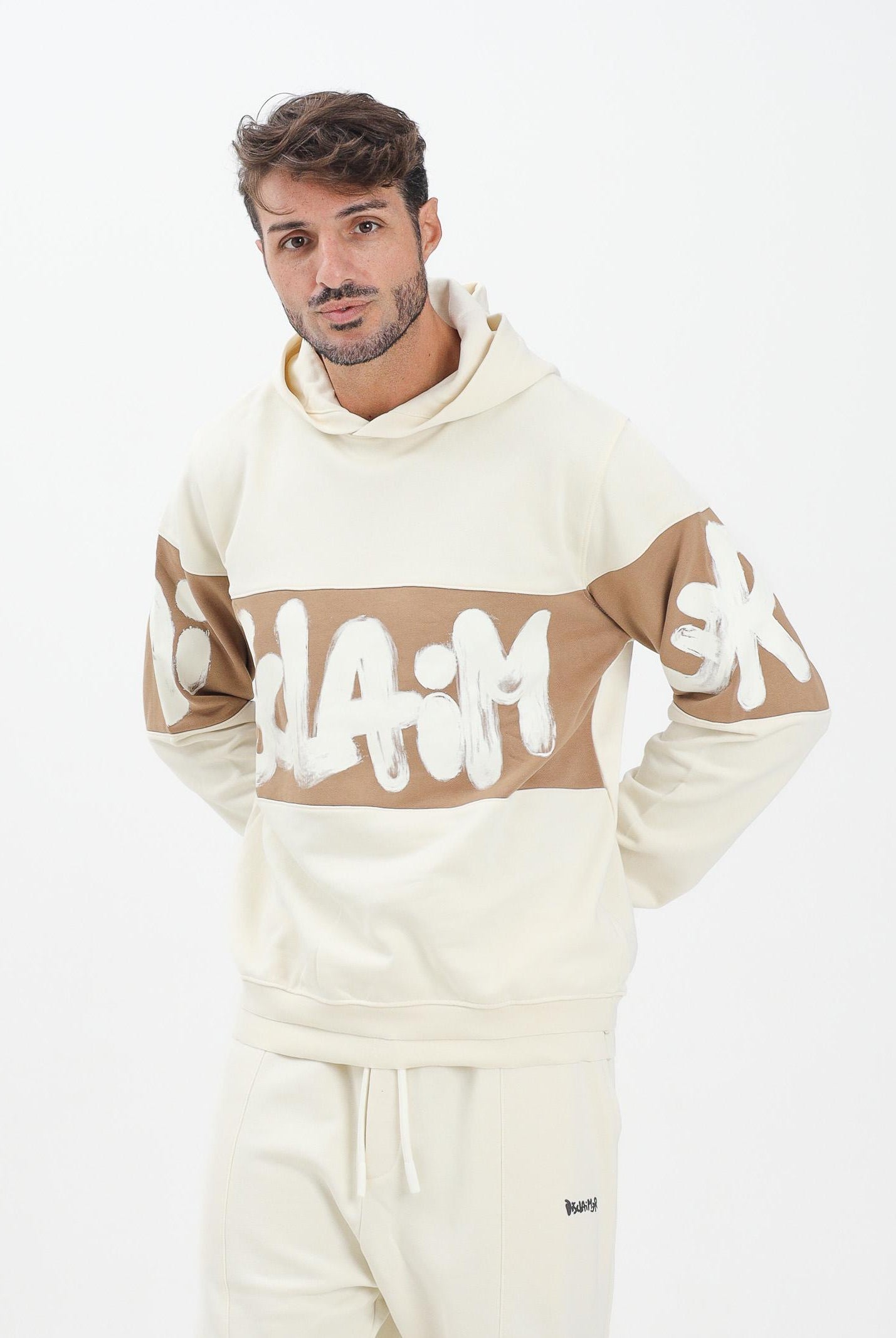 DISCLAIMER Felpa con cappuccio panna da uomo rifinita da inserto cammello con logo 25IDS55362 LACA DISCLAIMER