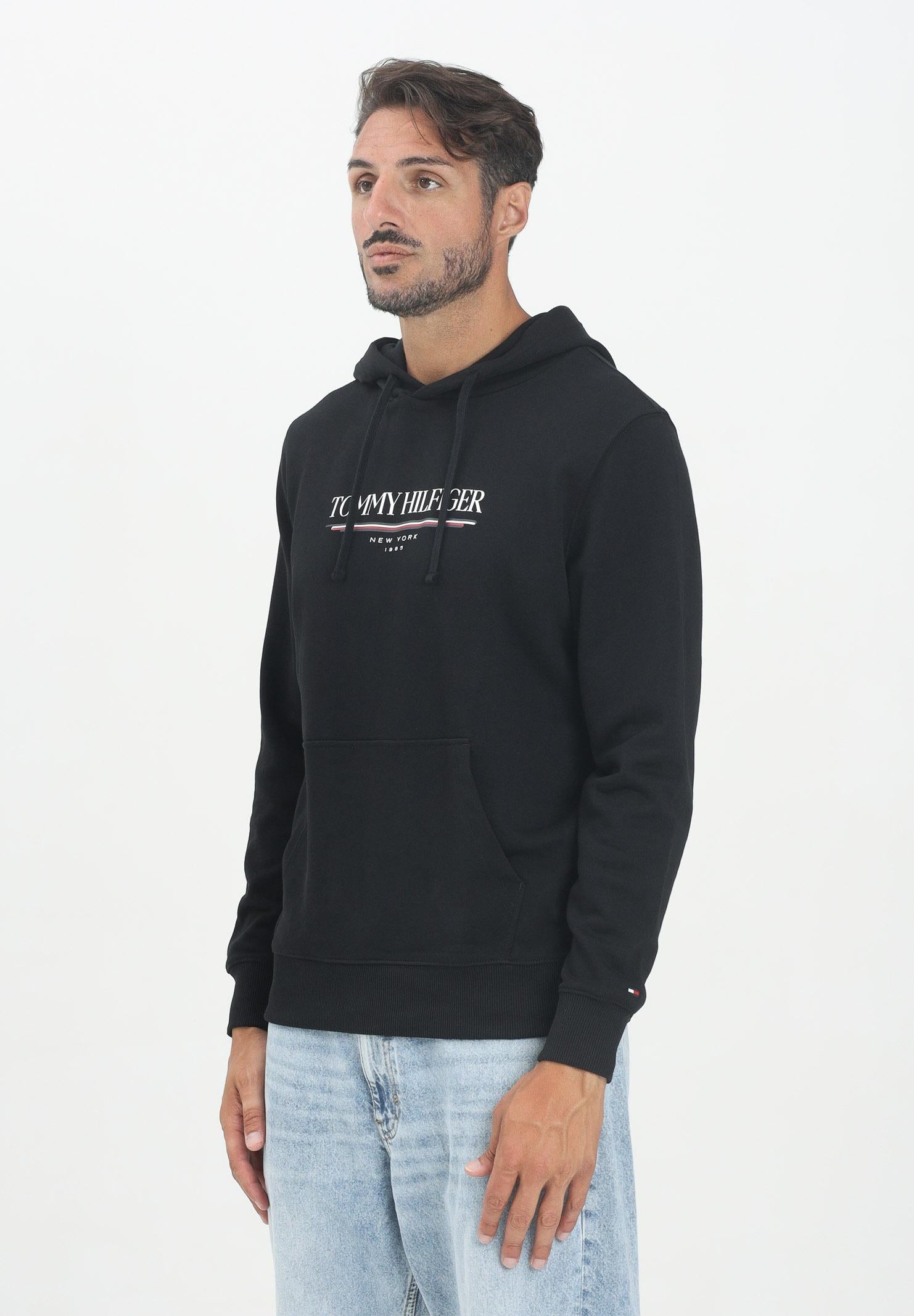 TOMMY HILFIGER Felpa con cappuccio nera da uomo rifinita da stampa logo MW0MW40534BDS TOMMY HILFIGER