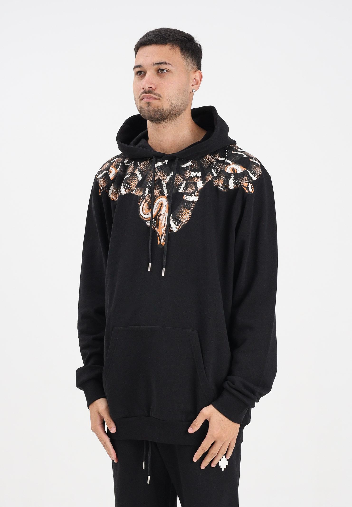 MARCELO BURLON COUNTY OF MILAN Felpa con cappuccio nera da uomo caratterizzata da stampa di serpente F5CAMAHS066 110 MARCELO BURLON COUNTY OF MILAN