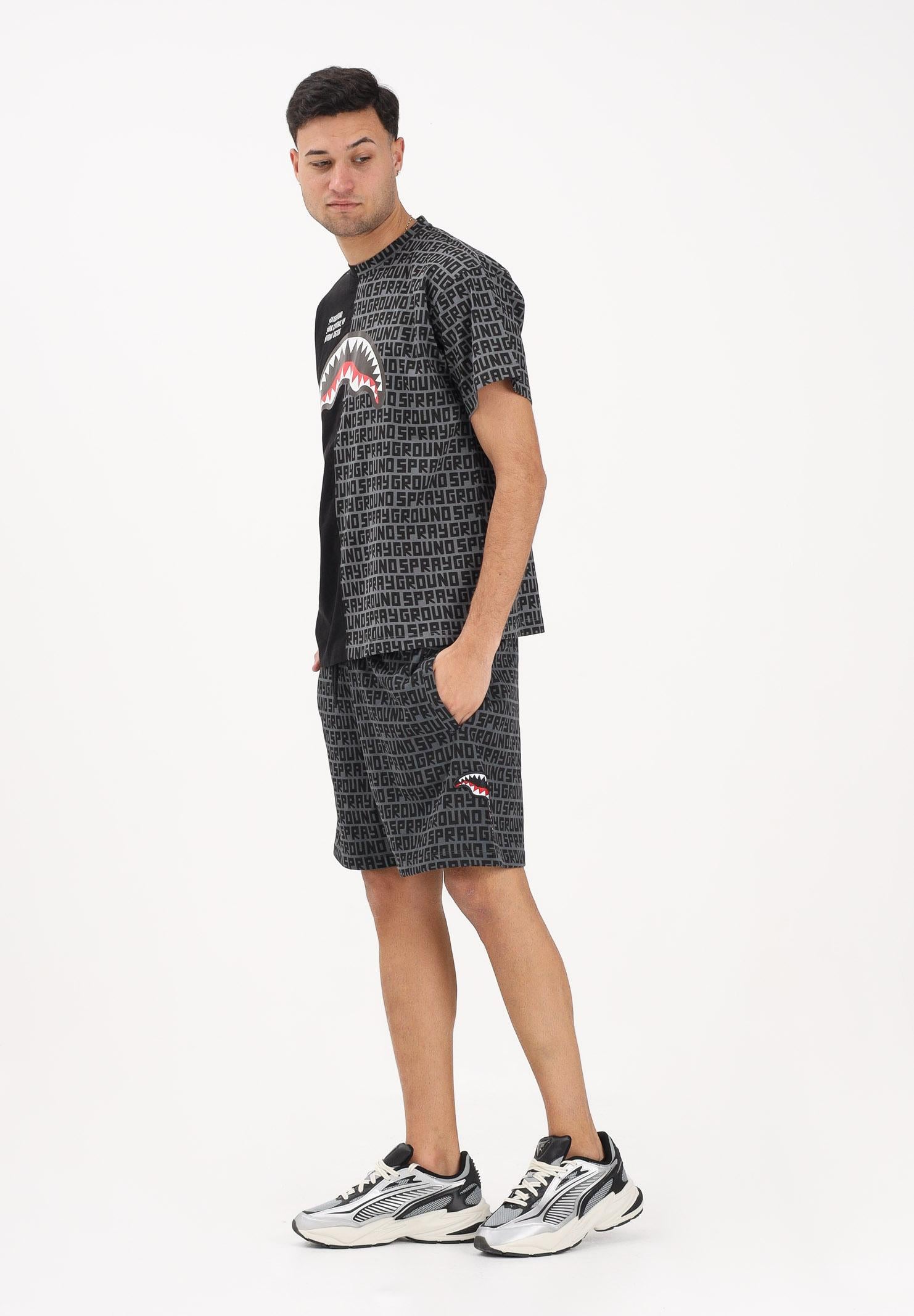 SPRAYGROUND Shorts sportivo grigio da uomo con logo all-over SP854E . SPRAYGROUND