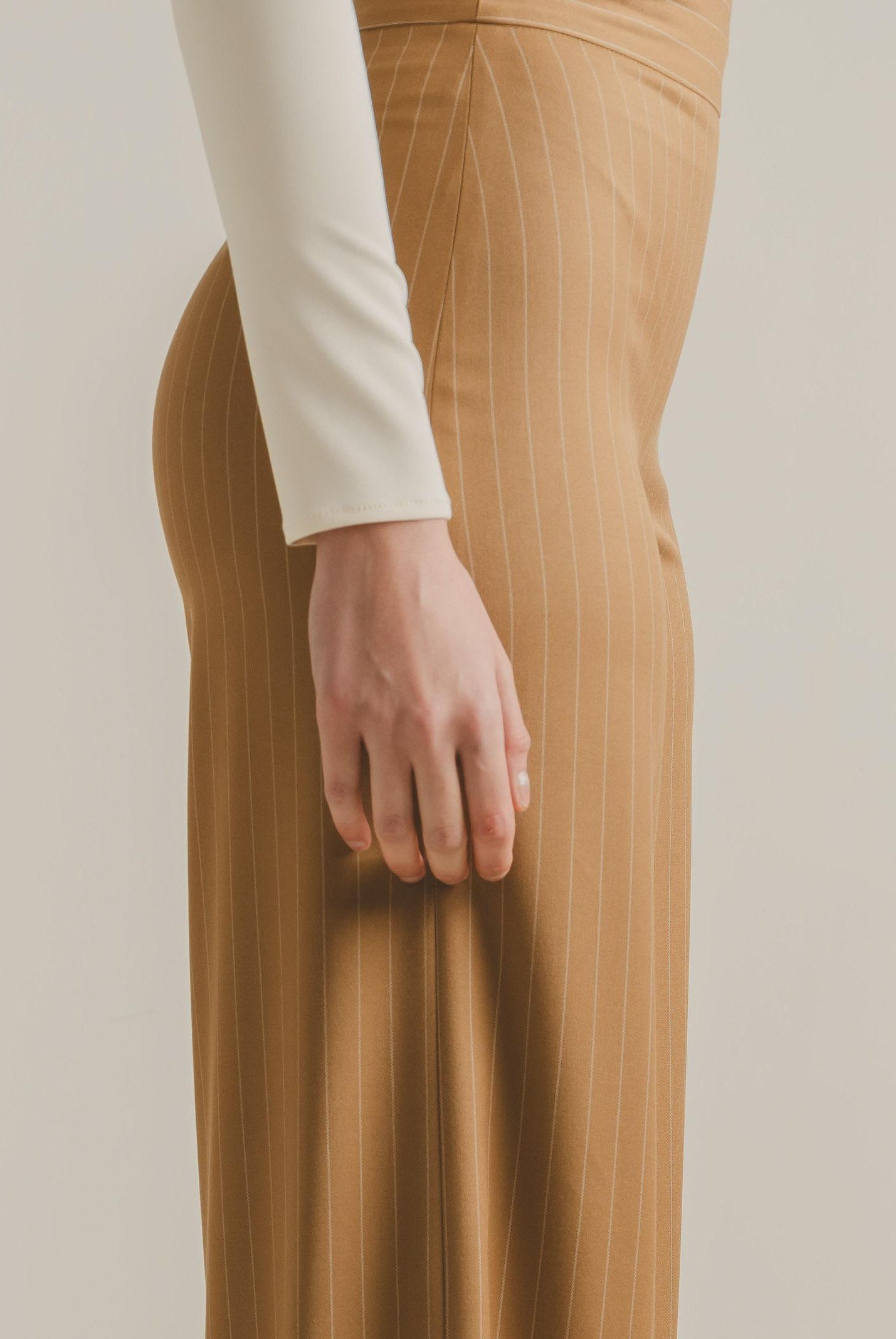 SANTAS Pantalone elegante POUVOIR color miele da donna con micro gessatura PV2626 MI SANTAS