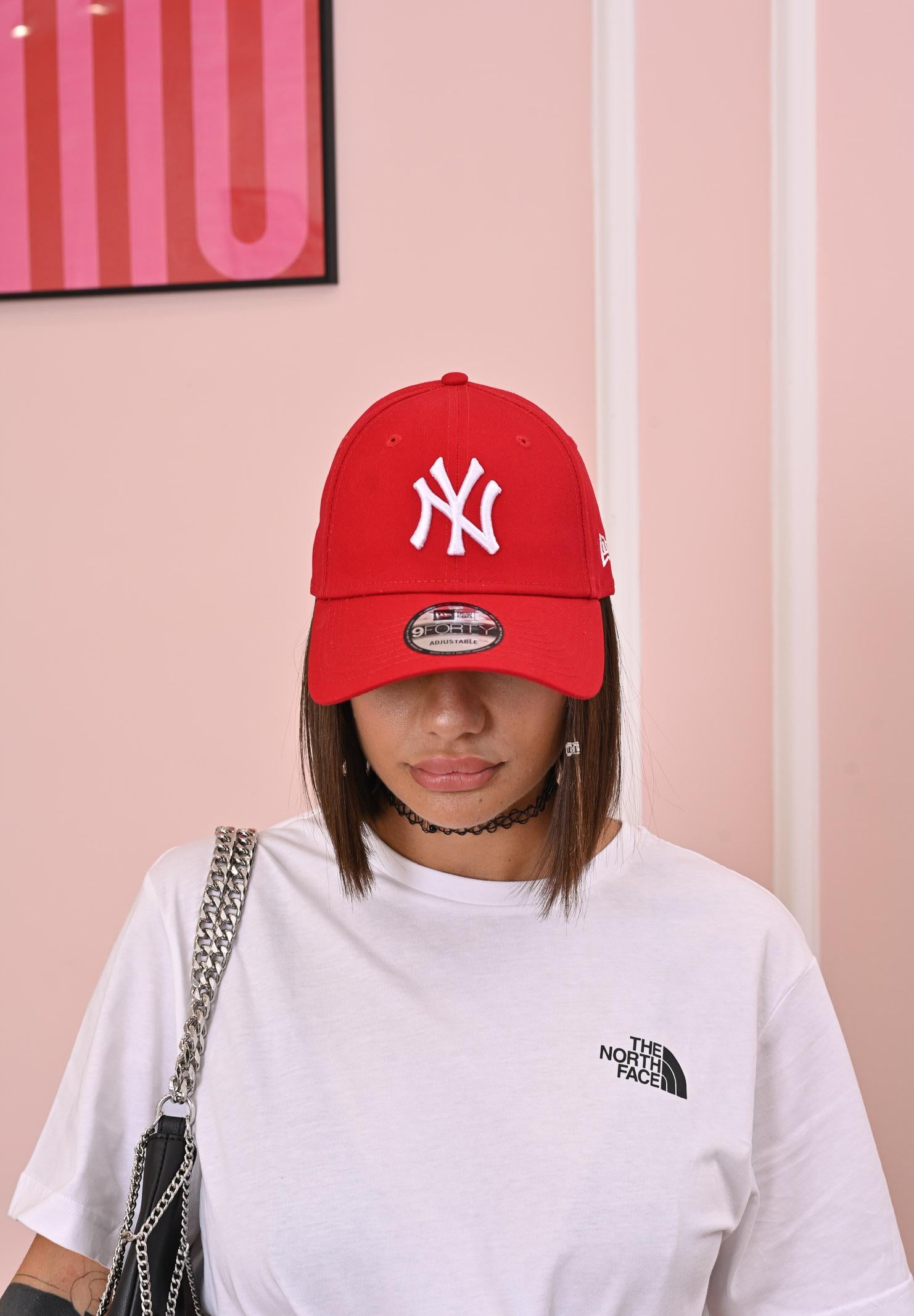 NEW ERA Cappello con visiera 9TWENTY New York Yankees League Essential rosso per uomo e donna 10531938 . NEW ERA