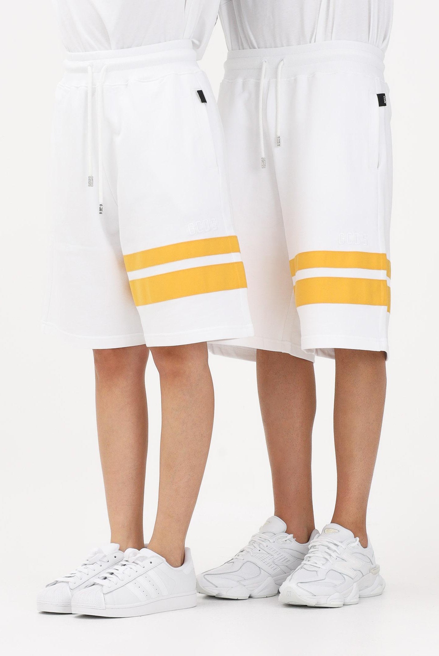 GCDS Shorts sportivo bianco per uomo e donna con dettagli a contrasto Z0MLQL229F004 100Y GCDS