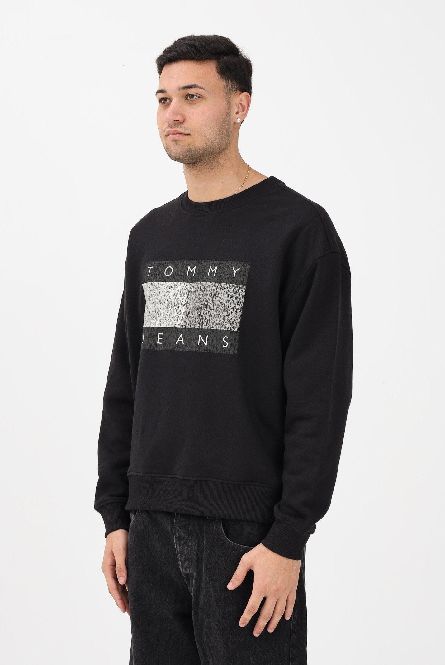 TOMMY JEANS Felpa girocollo nera da uomo stile '90s con distintivo DM0DM22384 BDS TOMMY JEANS