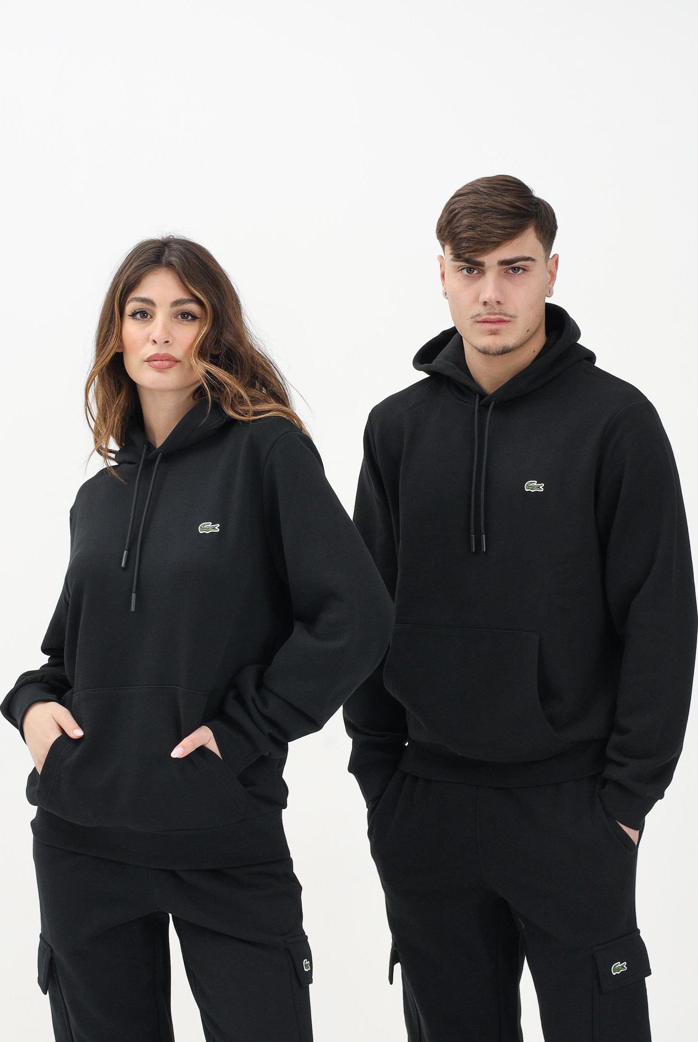 LACOSTE Felpa con cappuccio nera per uomo e donna rifinita da patch logo SH9839 031 LACOSTE