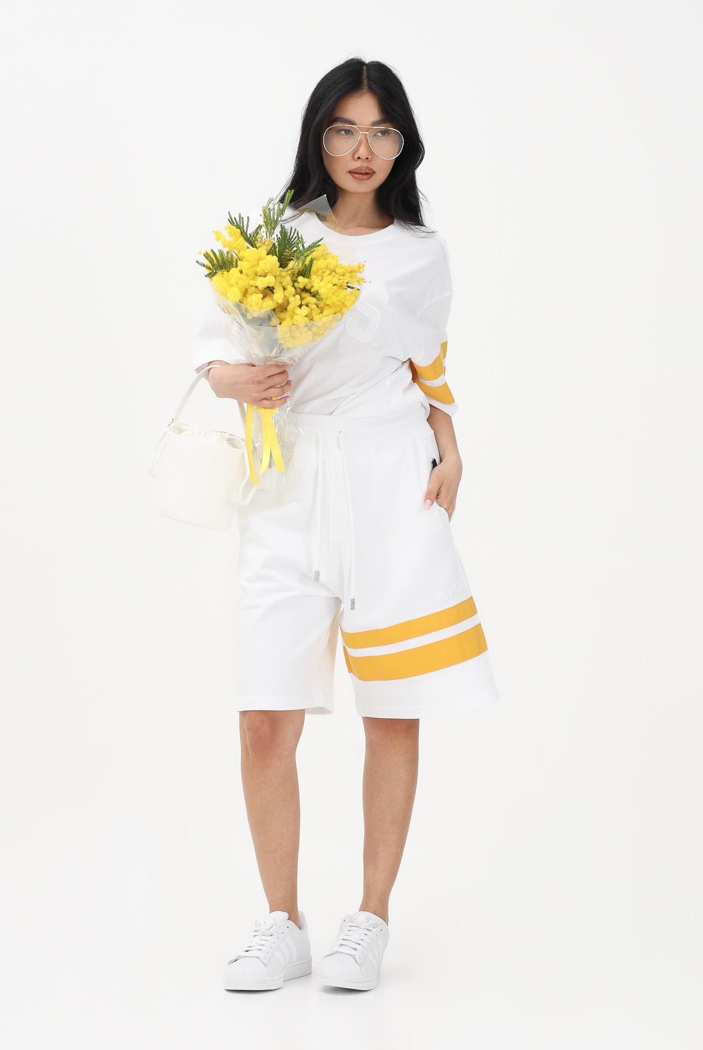 GCDS Shorts sportivo bianco per uomo e donna con dettagli a contrasto Z0MLQL229F004 100Y GCDS