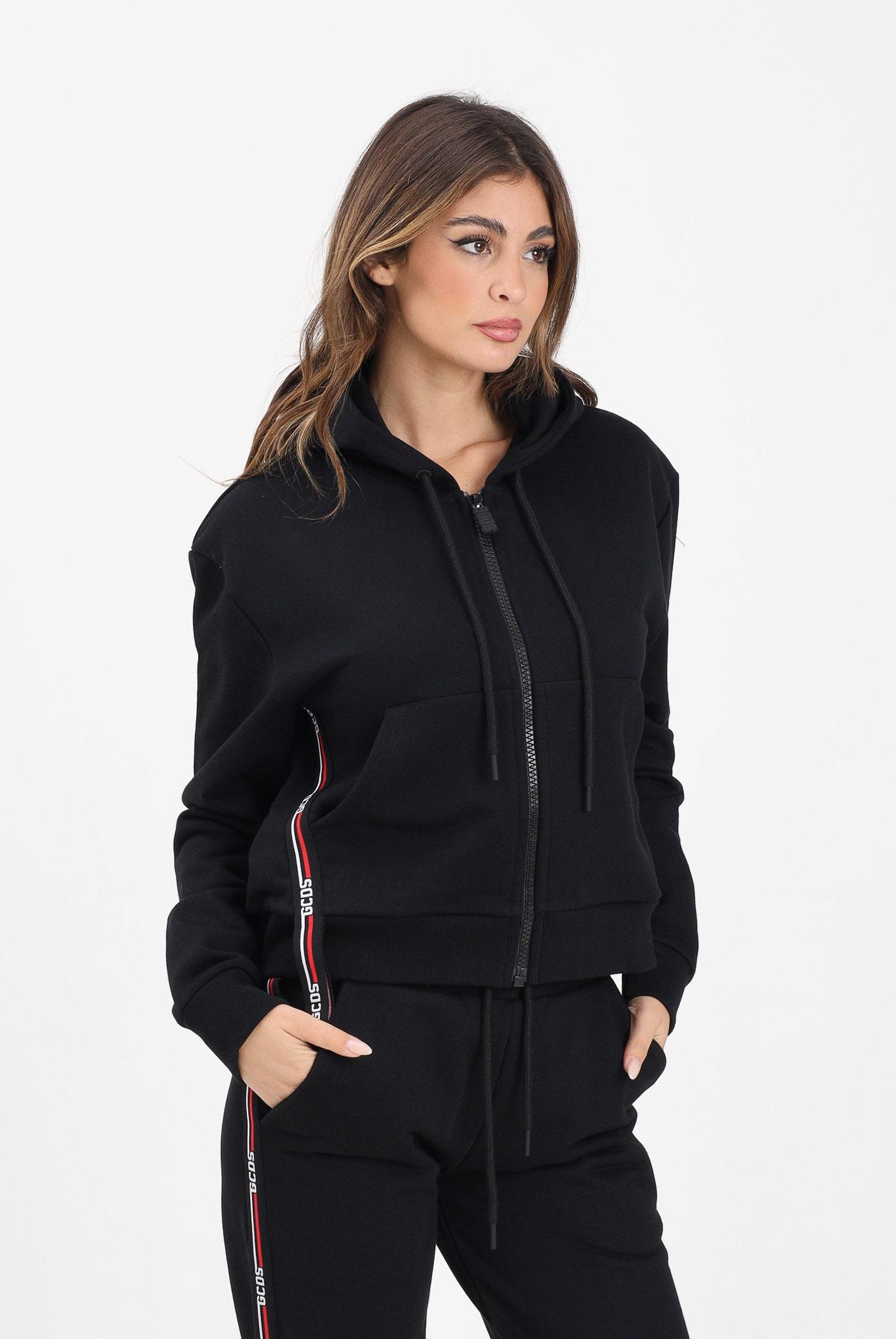 GCDS Felpa con zip nera da donna rifinita da bande logate B2EW1901JD1 99 GCDS