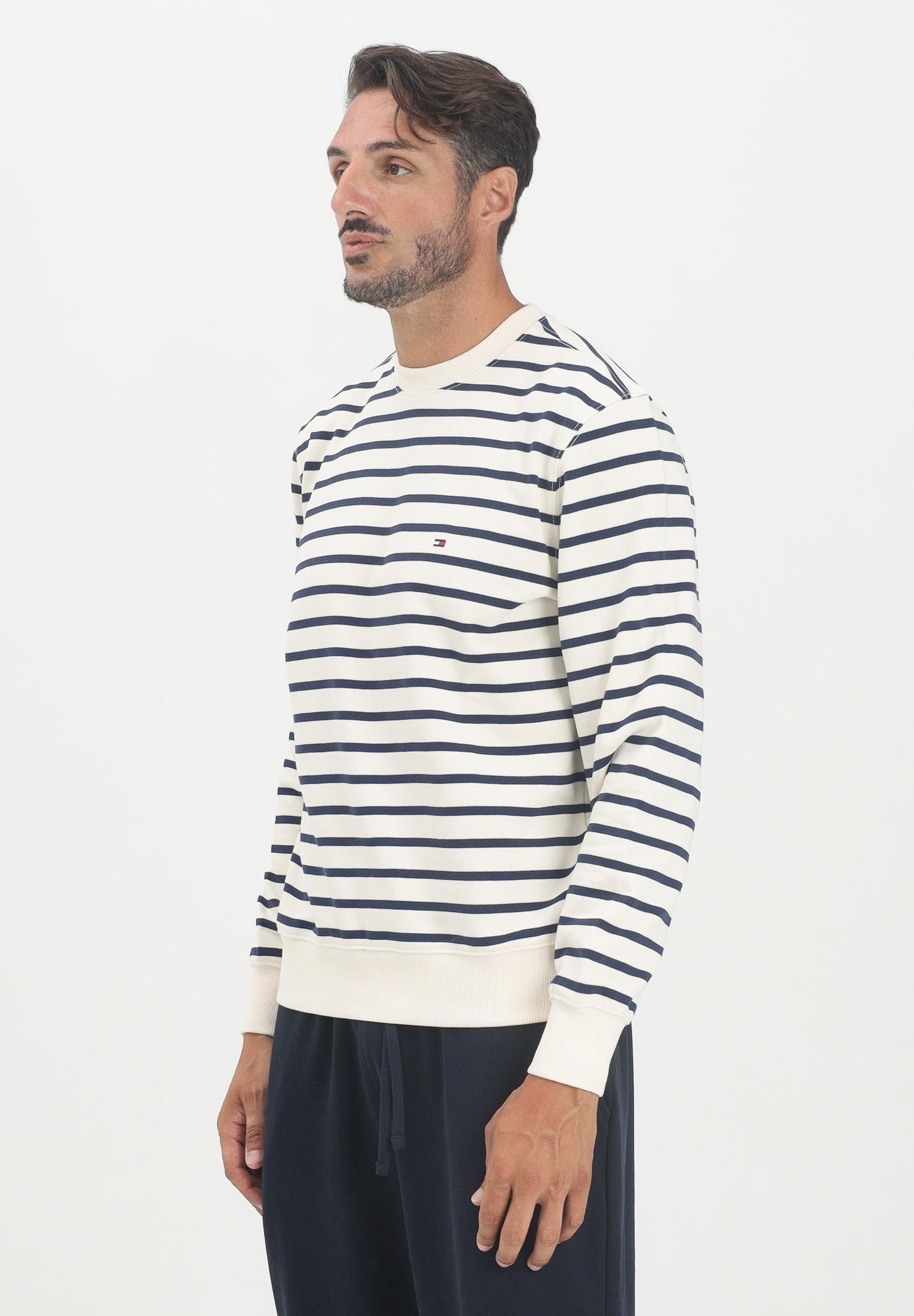 TOMMY HILFIGER Felpa girocollo da uomo a righe orizzontali blu navy su fondo panna MW0MW407000FA TOMMY HILFIGER