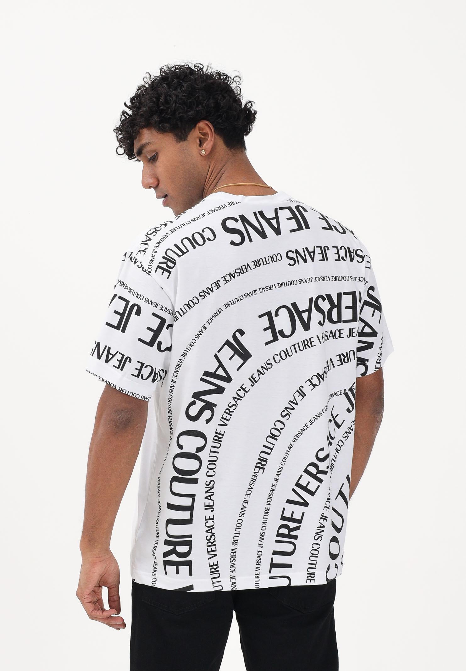 VERSACE JEANS COUTURE T-shirt a manica corta bianca da uomo con stampa Logomania su maniche e retro 80GAH6R1JS555 L02 VERSACE JEANS COUTURE