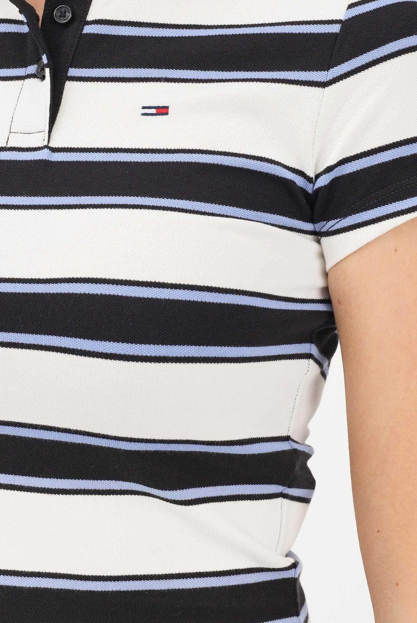 TOMMY JEANS Polo a manica corta bianca e blu da donna caratterizzata da una fantasia a righe orizzontali DW0DW21931 0FB TOMMY JEANS