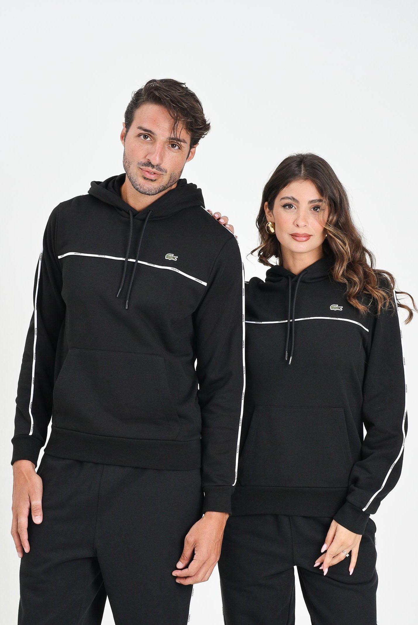 LACOSTE Felpa con cappuccio nera per uomo e donna rifinita da righe logate SH9808 031 LACOSTE