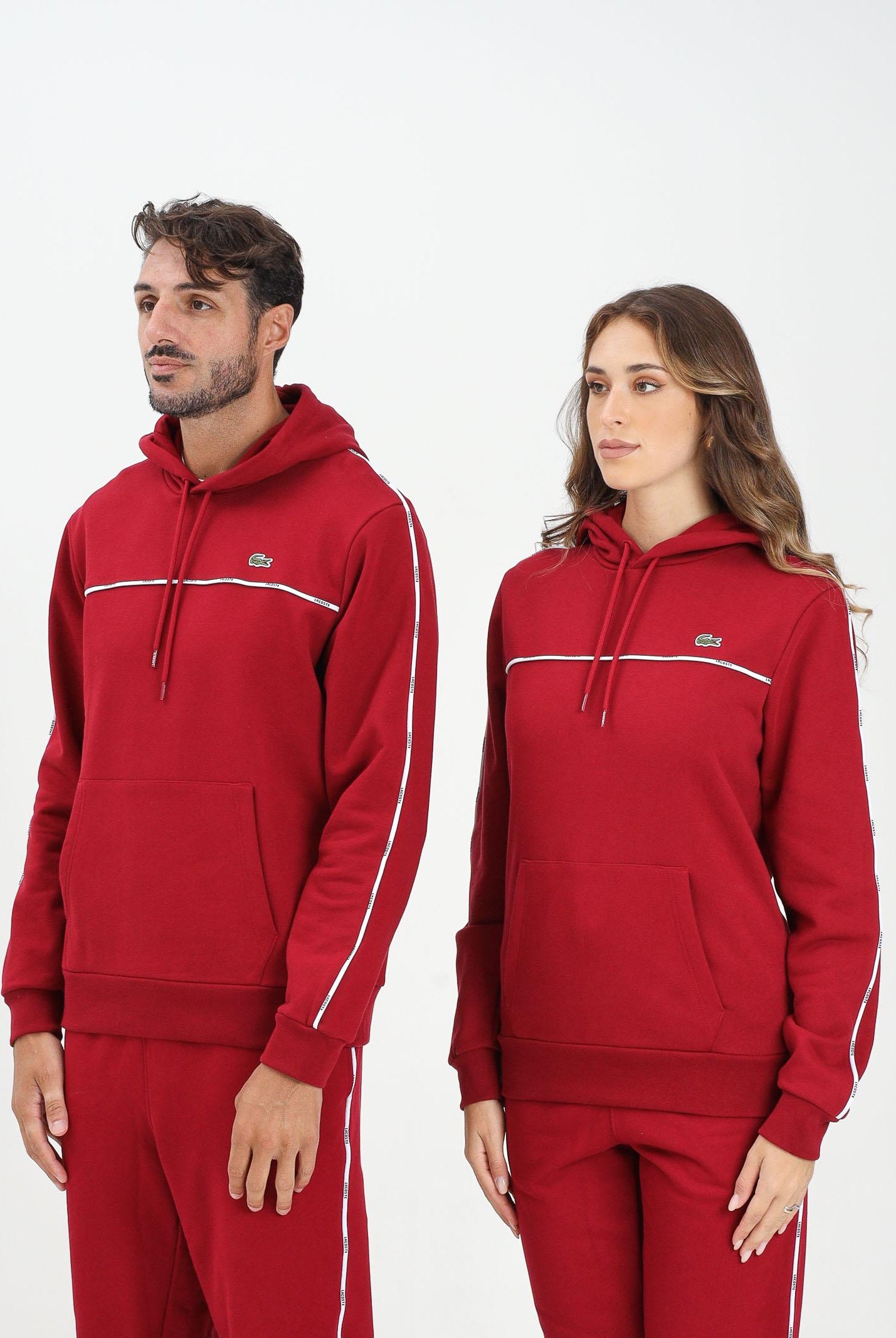 LACOSTE Felpa con cappuccio bordeaux per uomo e donna rifinita da righe logate SH9808 476 LACOSTE