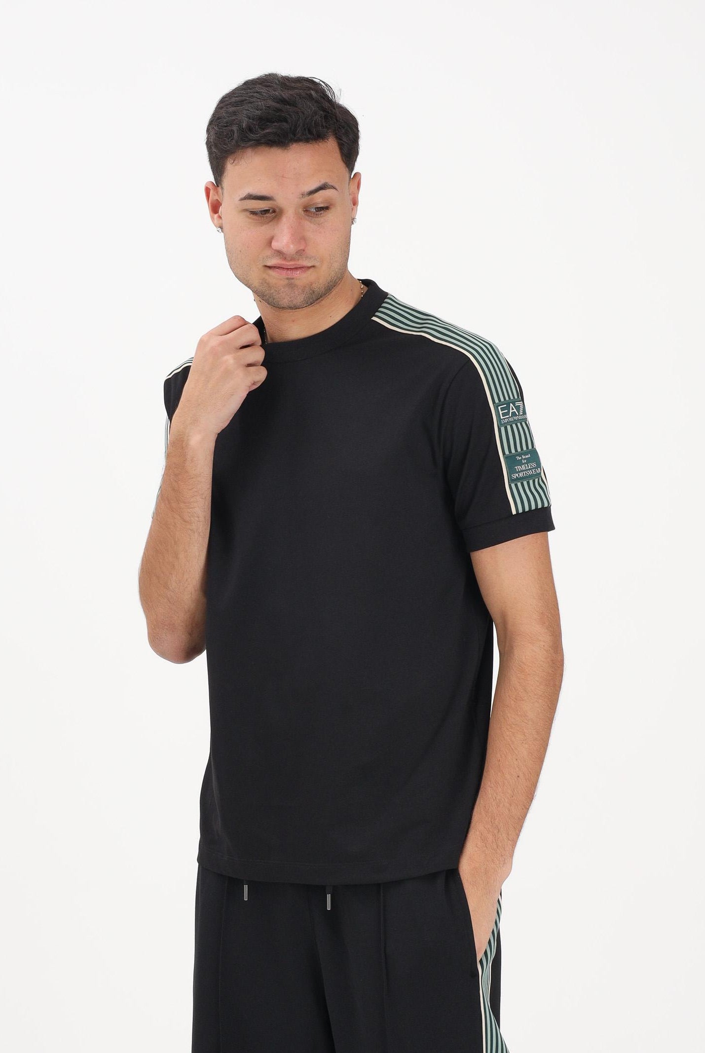 EA7 T-shirt a manica corta nera da uomo con dettaglio in gors sulle spalle e logo EA7 7M001507AF16548 UC001 EA7