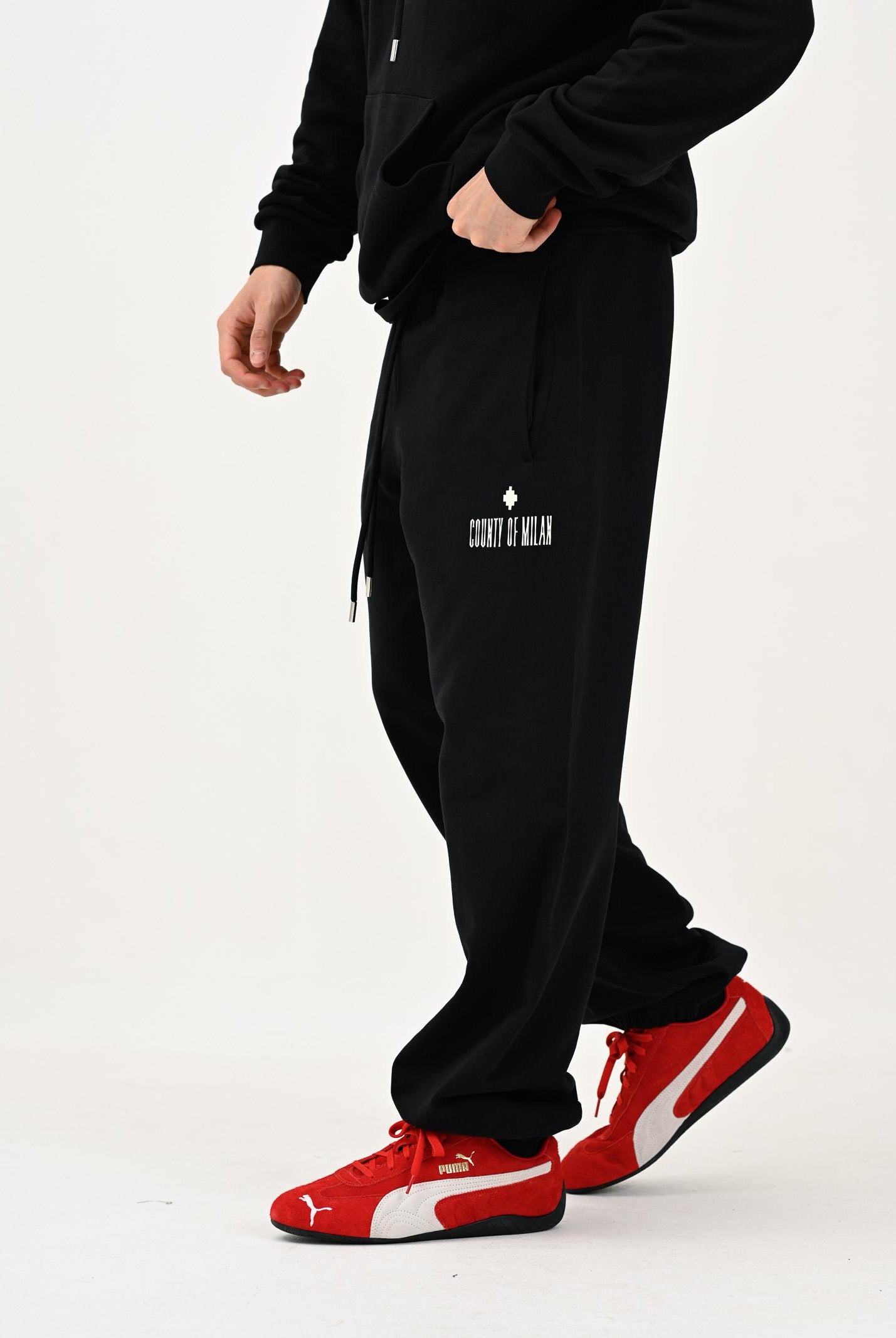 MARCELO BURLON COUNTY OF MILAN Pantalone sportivo nero da uomo con stampa F5CAMAFP036 110 MARCELO BURLON COUNTY OF MILAN