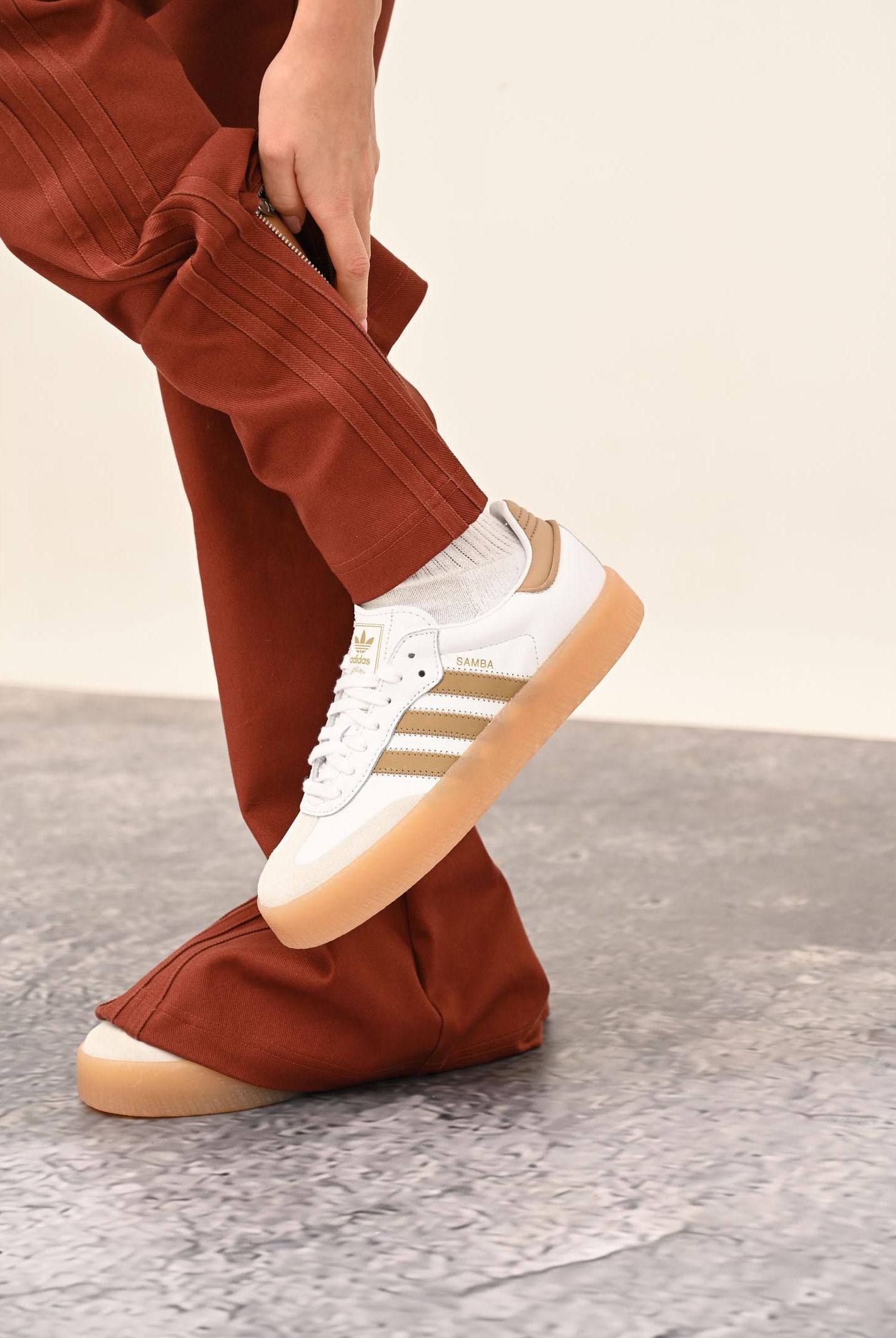 ADIDAS ORIGINALS Sneakers Sambae bianche e beige da donna JQ0982 . ADIDAS ORIGINALS