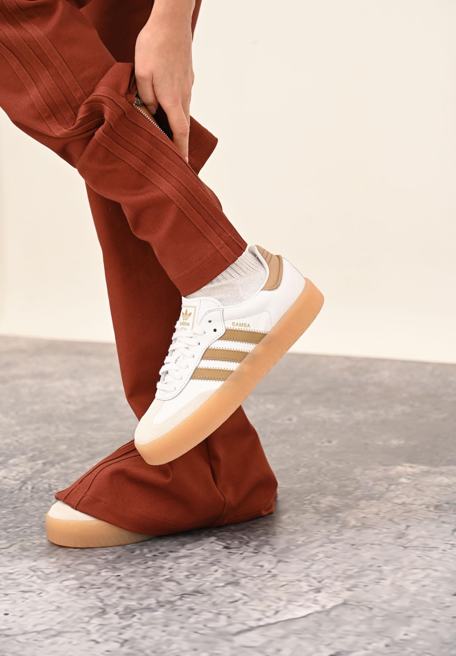 ADIDAS ORIGINALS Sneakers Sambae bianche e beige da donna JQ0982 . ADIDAS ORIGINALS