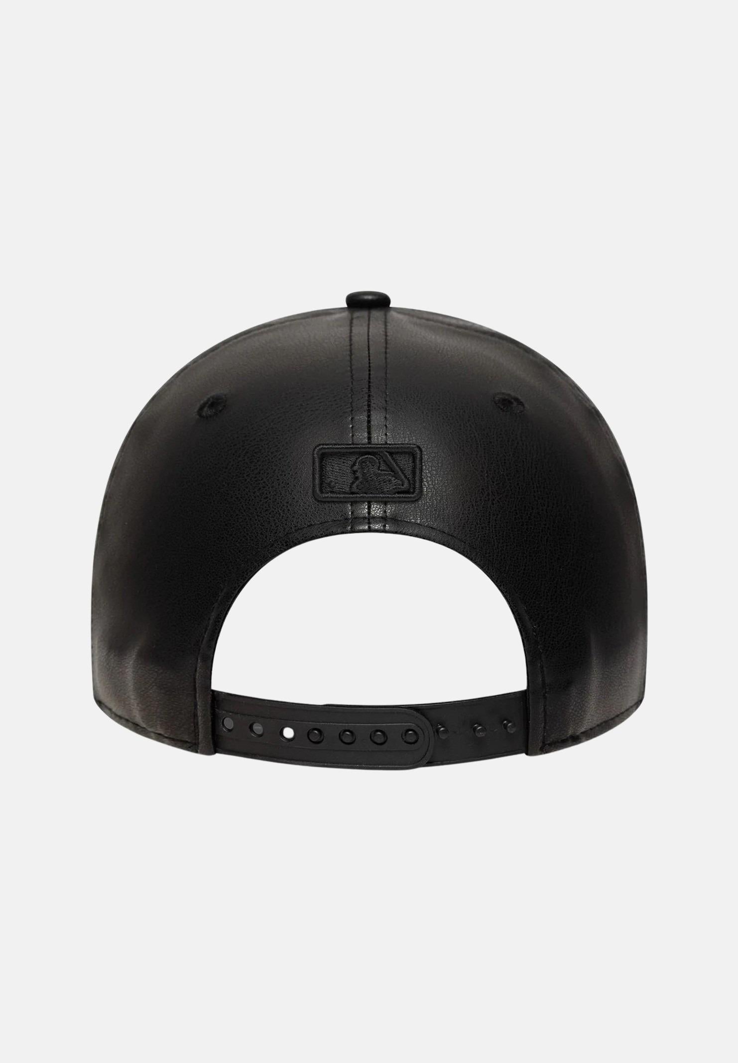 NEW ERA Cappello con visiera 9FORTY M-Crown New York Yankees MLB in ecopelle nera per uomo e donna 60759034 . NEW ERA