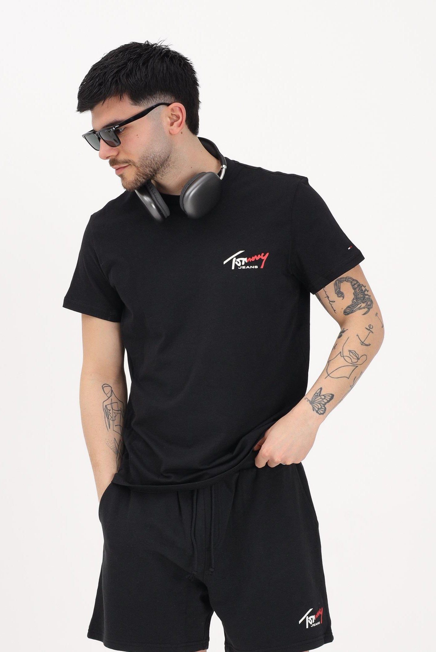 TOMMY JEANS T-shirt a manica corta nera da uomo con logo frontale DM0DM22538 BDS TOMMY JEANS