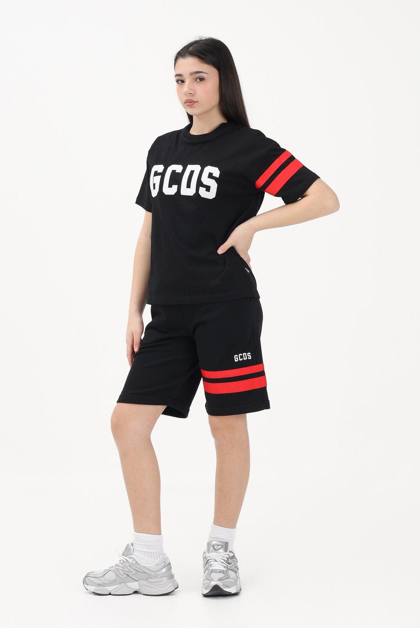 GCDS Shorts sportivo nero per donna, ragazzi e bambini con logo e bande rosse Z0UJQL594F004 999R GCDS