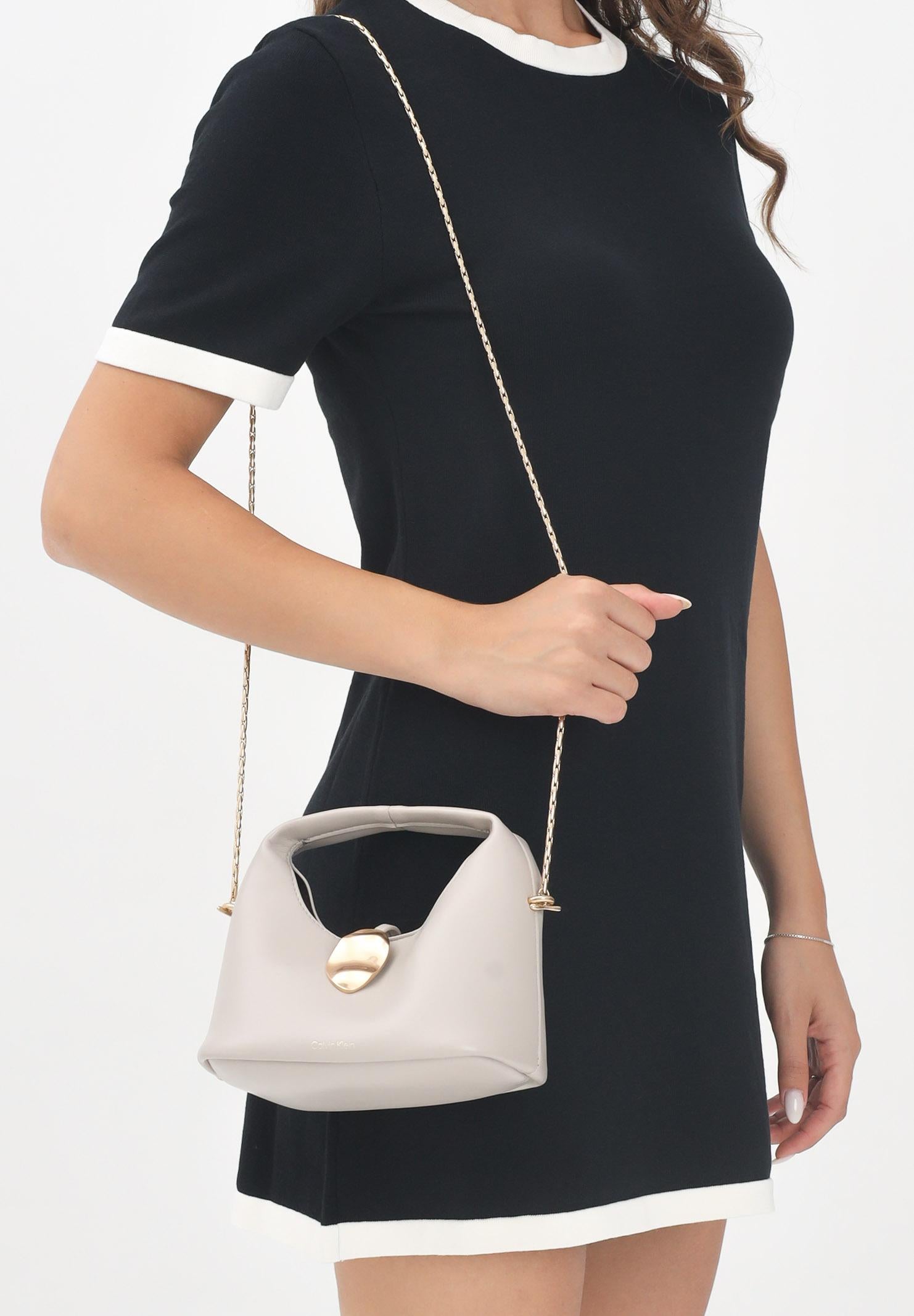 CALVIN KLEIN Borsa a mano sabbia da donna con fibbia LV04K3177G RMU CALVIN KLEIN