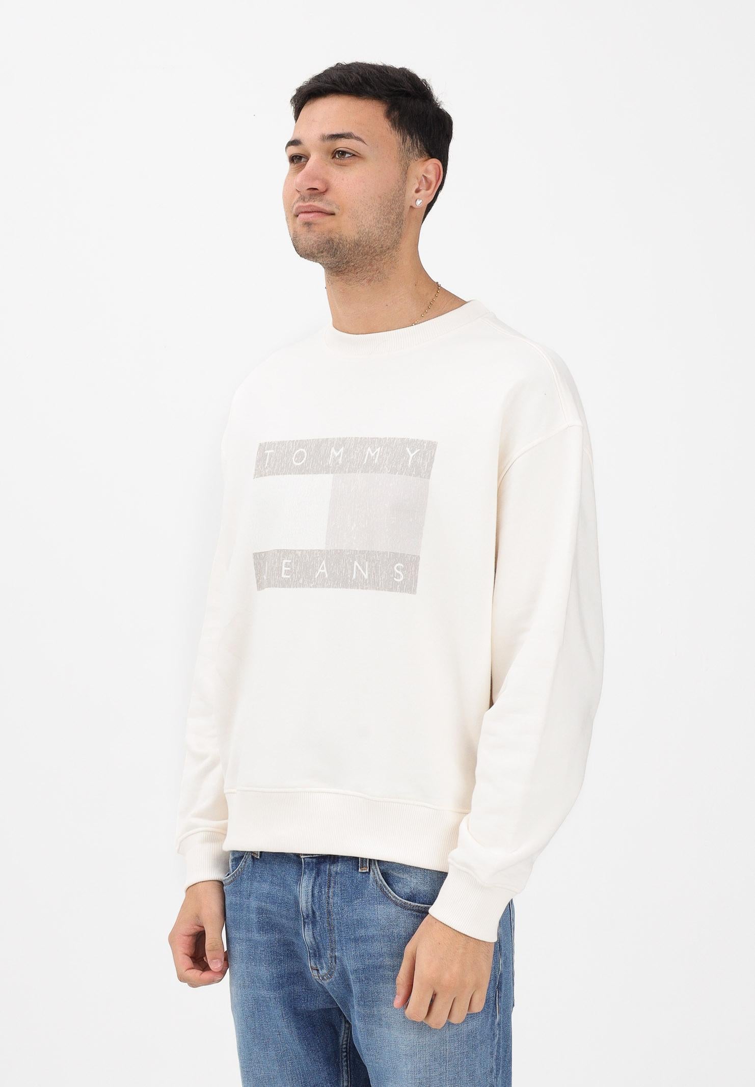 TOMMY JEANS Felpa girocollo panna da uomo stile '90s con distintivo DM0DM22384 YBH TOMMY JEANS