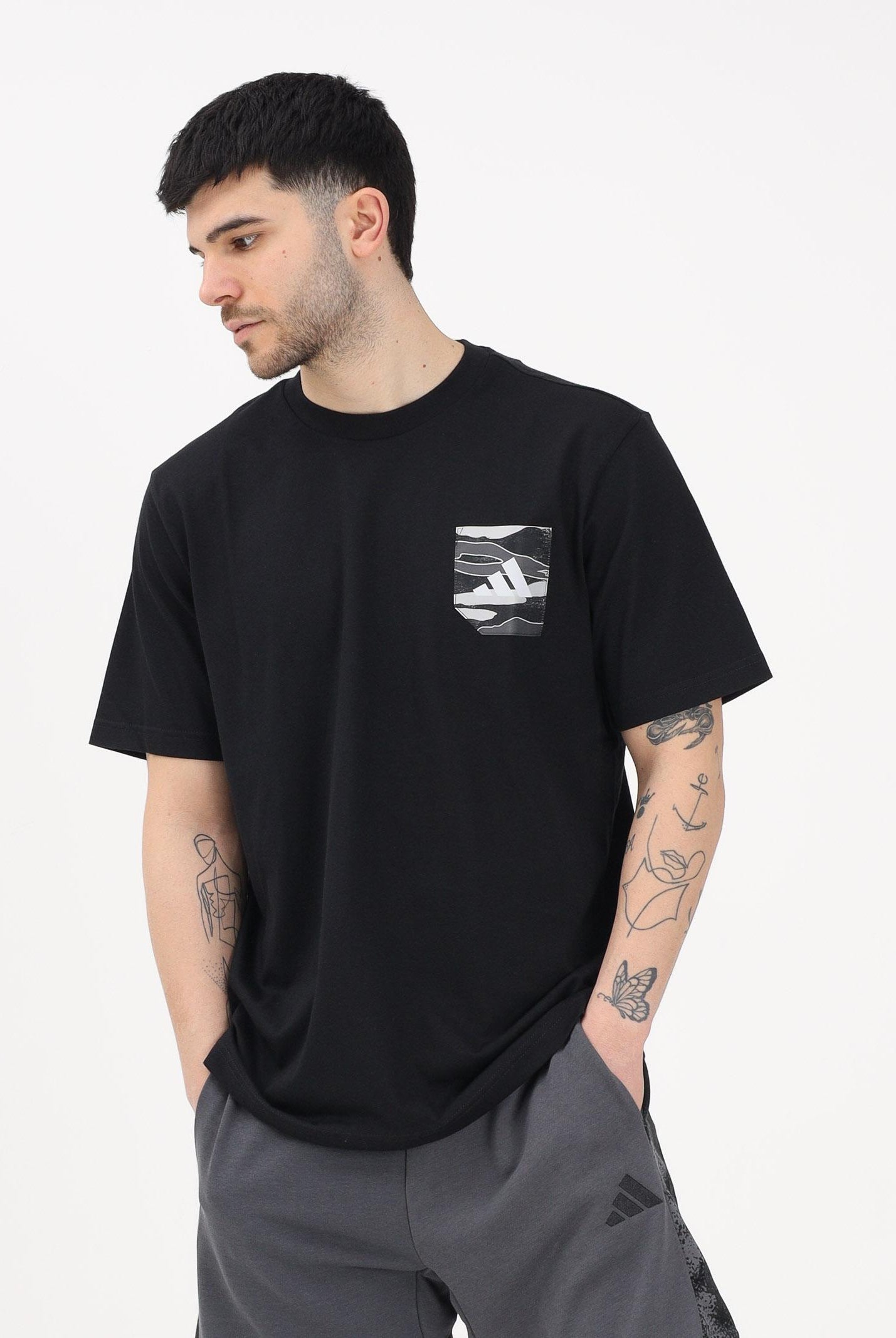 ADIDAS PERFORMANCE T-shirt a manica corta CAMO WOVEN POCKET GRAPHIC nera da uomo JZ7497 . ADIDAS PERFORMANCE