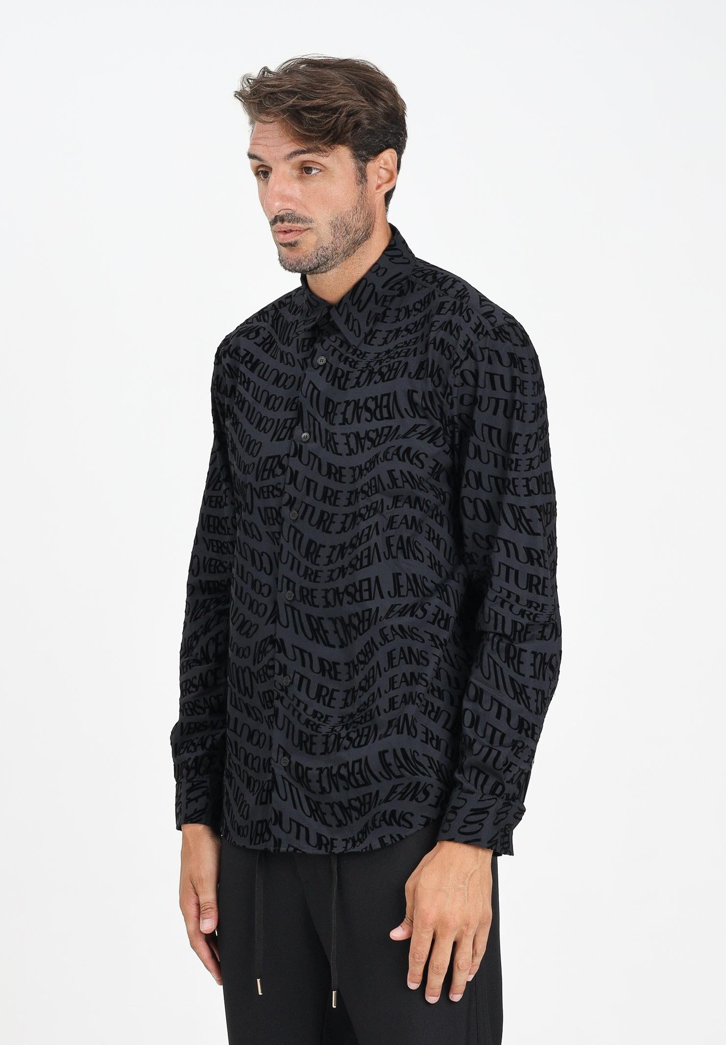 VERSACE JEANS COUTURE Camicia a manica lunga nera da uomo con motivo Liquify Logomania vellutato 79GAL2R0NS703 899 VERSACE JEANS COUTURE