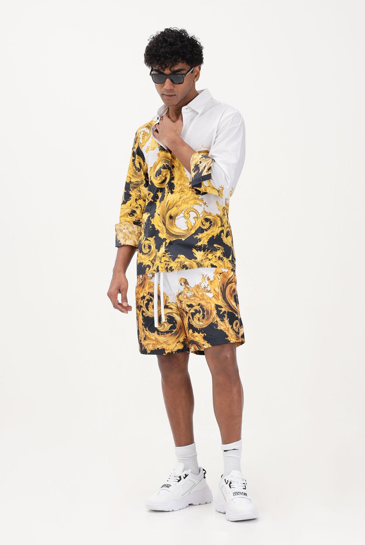 VERSACE JEANS COUTURE Shorts bianco e nero da uomo con stampa Wave Couture 80GADD16CQ23D GL2 VERSACE JEANS COUTURE