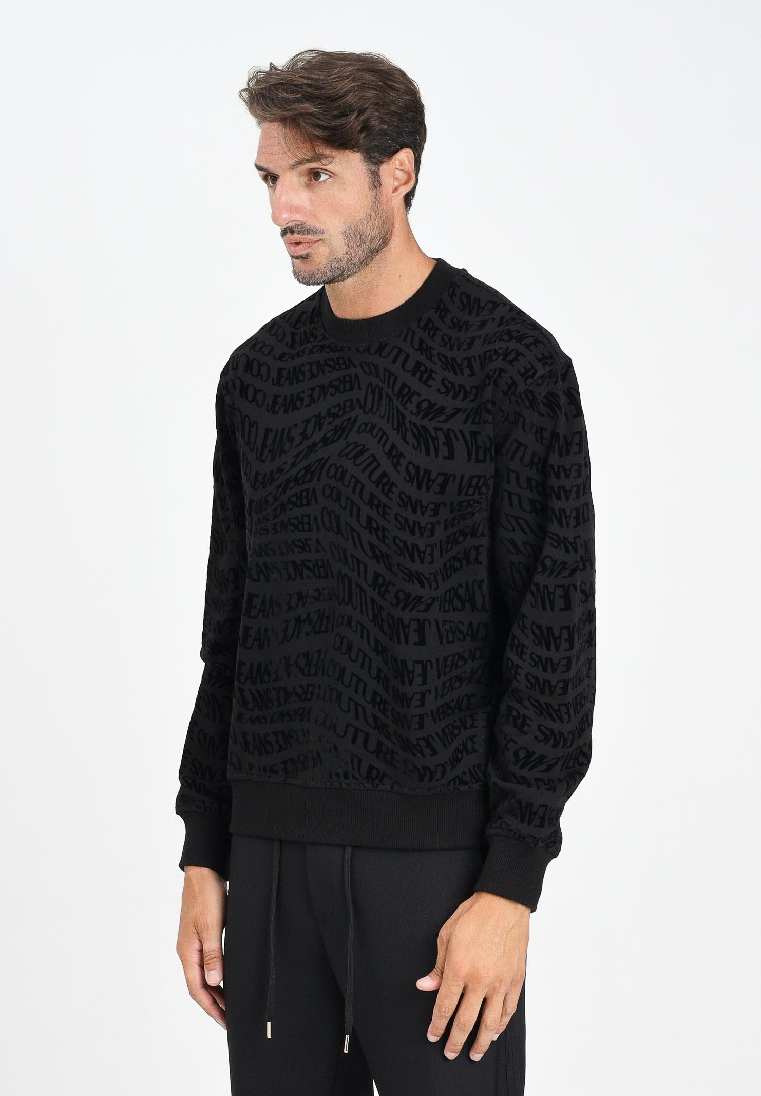 VERSACE JEANS COUTURE Felpa girocollo nera da uomo con motivo Liquify Logomania vellutato 79GAI3R0FS199 899 VERSACE JEANS COUTURE