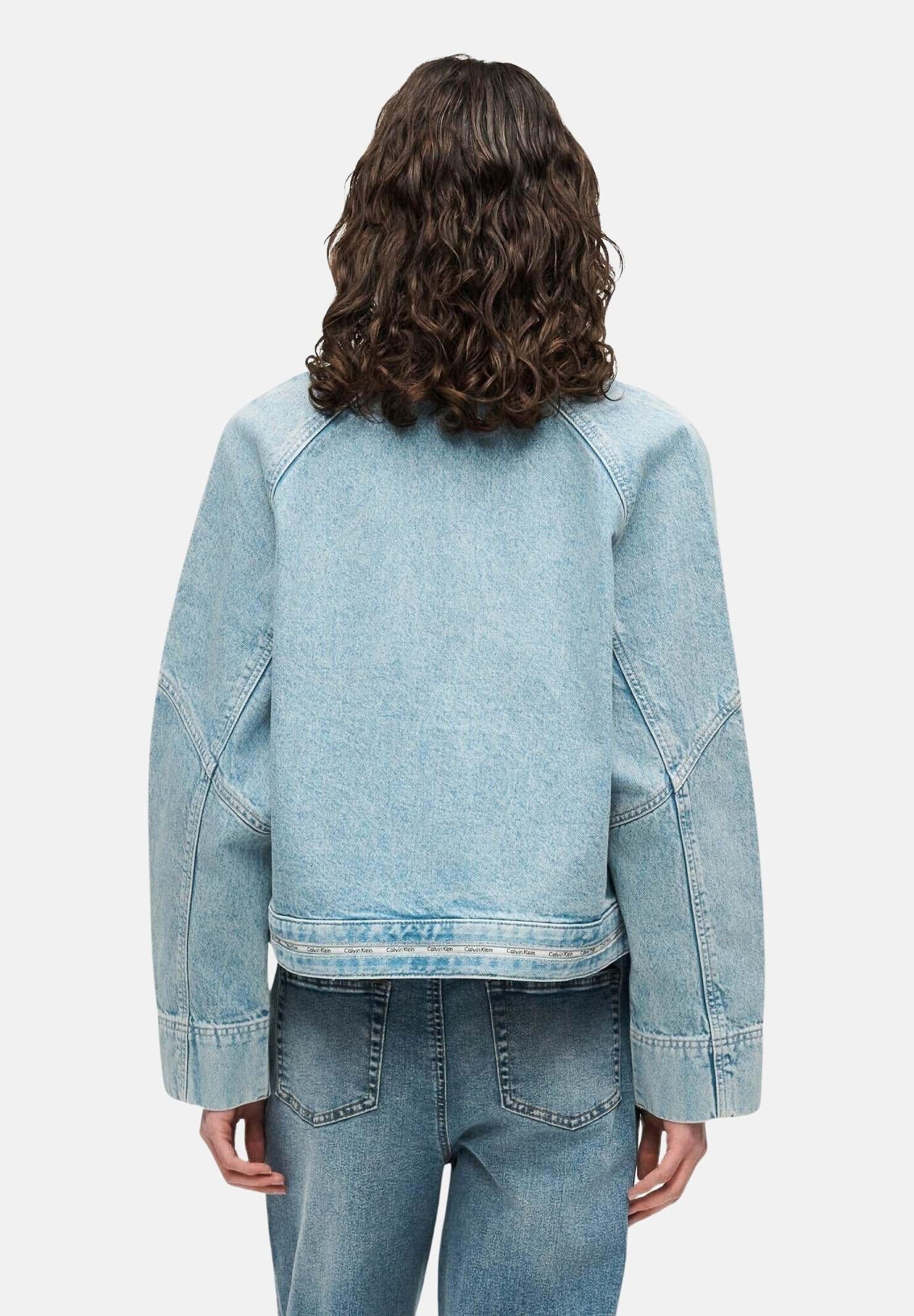 CALVIN KLEIN JEANS Giacca di jeans Boxy Logo Tape Denim Jacket, colore brand Fresh Water corrispondente all'azzurro chiaro, da donna. LV047G726G YP3 CALVIN KLEIN JEANS