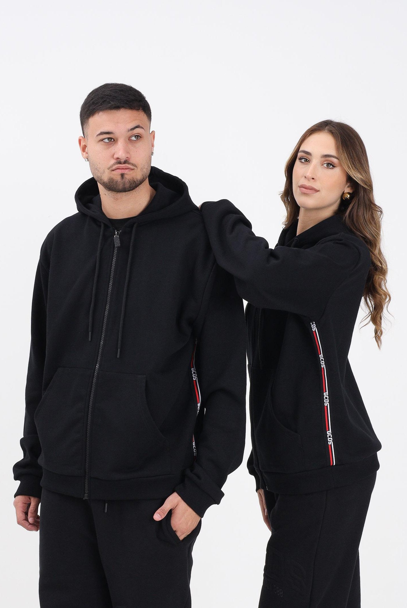 GCDS Felpa con zip nera per uomo e donna caratterizzata da nastri logati B2EM1900JD1 99 GCDS