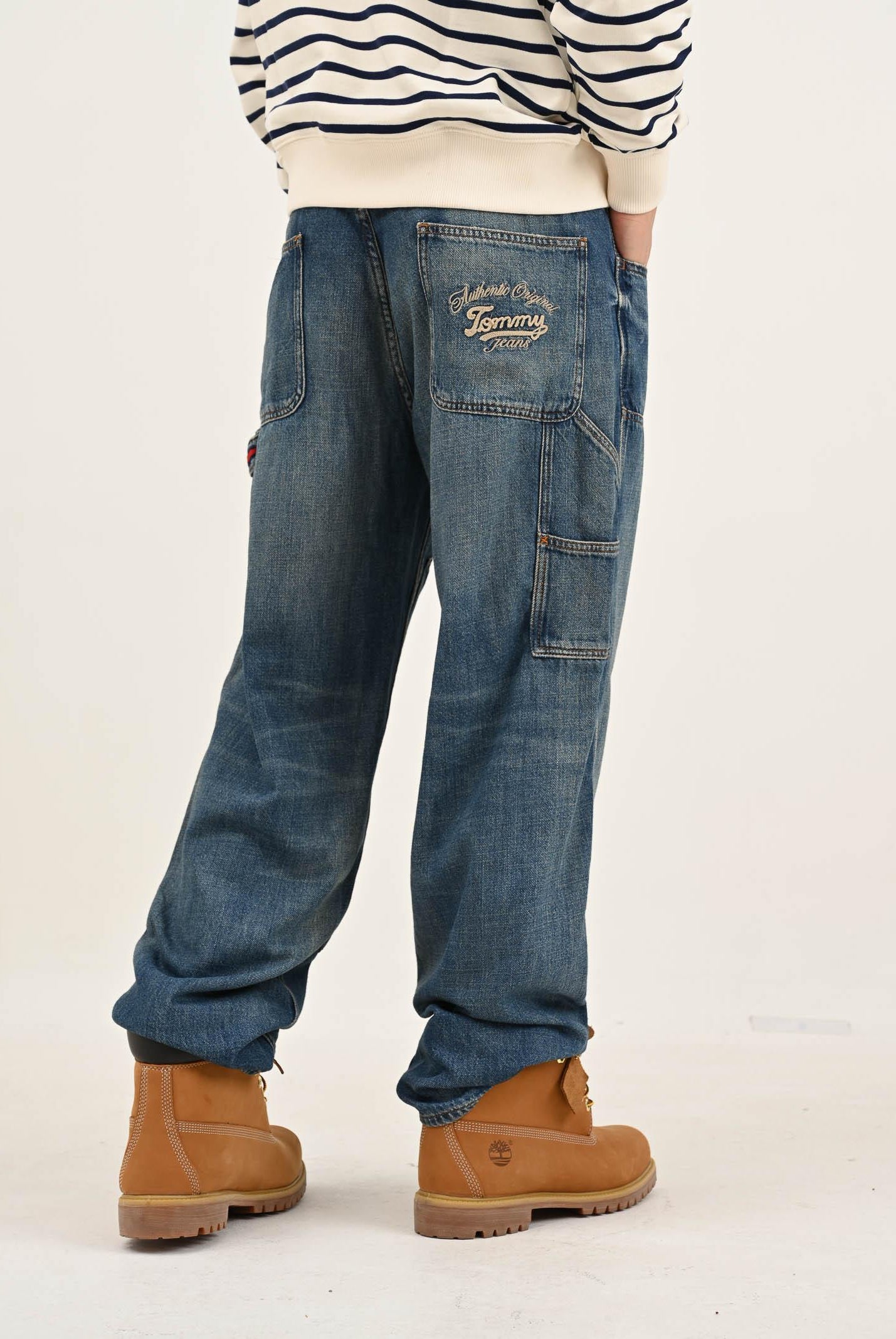 TOMMY JEANS Jeans in denim blu da uomo con ricamo sul retro DM0DM212031A5  TOMMY JEANS