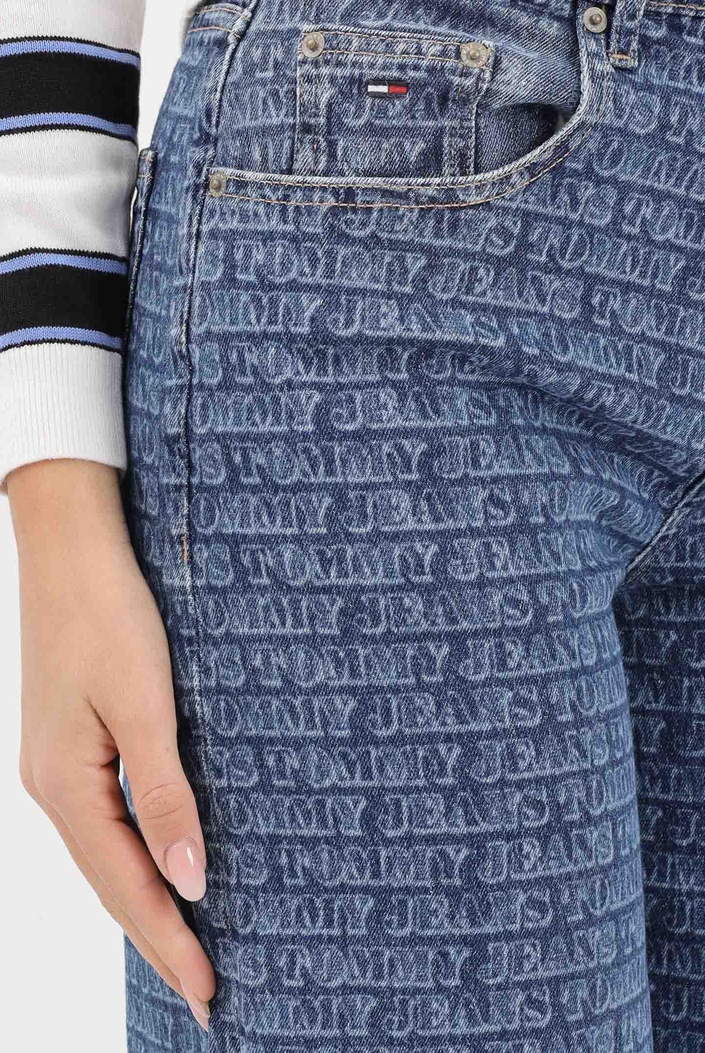 TOMMY JEANS Jeans in denim medio da donna con logo laserato all over DW0DW22470 1A5 TOMMY JEANS