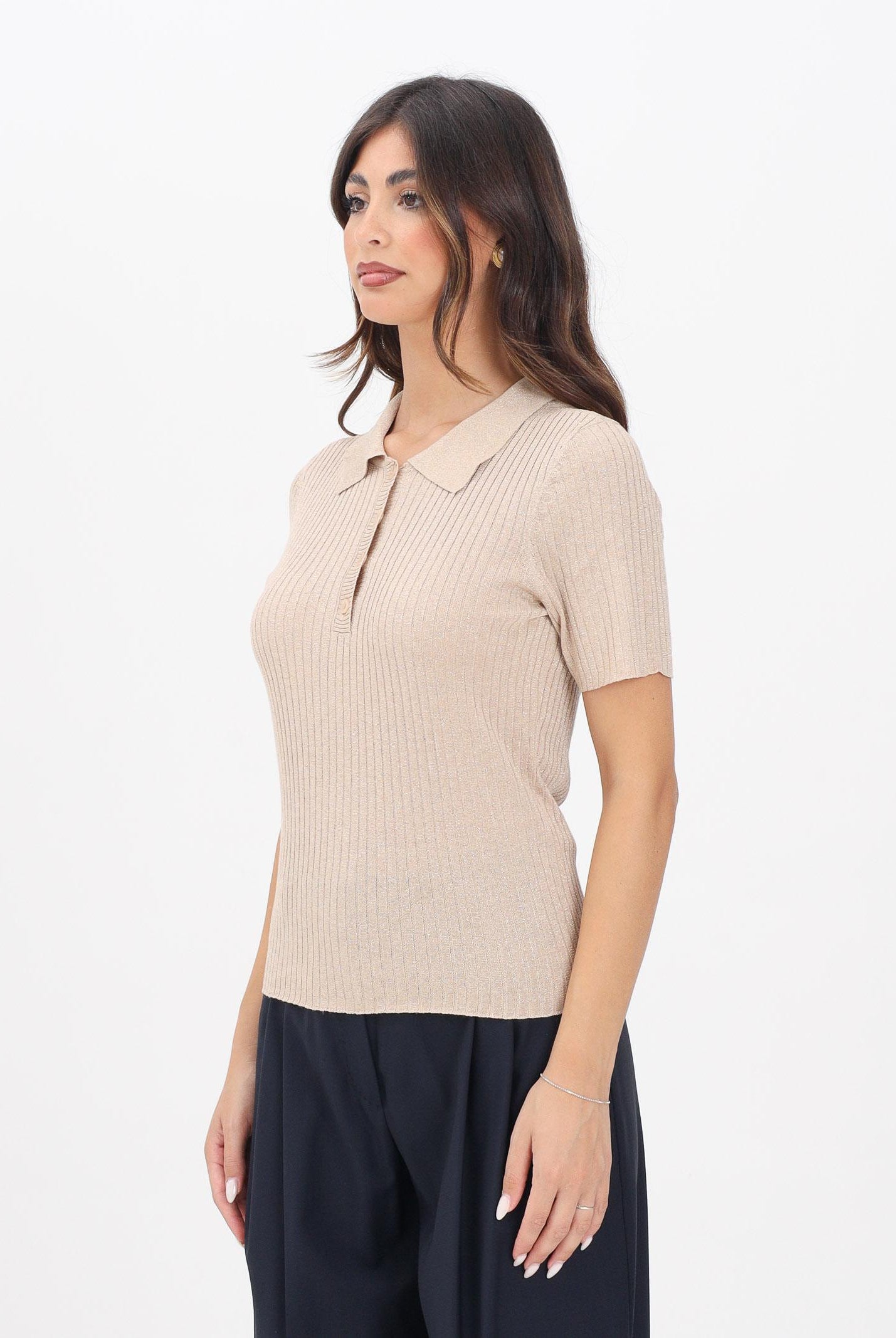 JDY Polo beige da donna realizzata in una maglia a costine sottili con un tocco di filato lamé 15354078 FrostedAlmond JDY