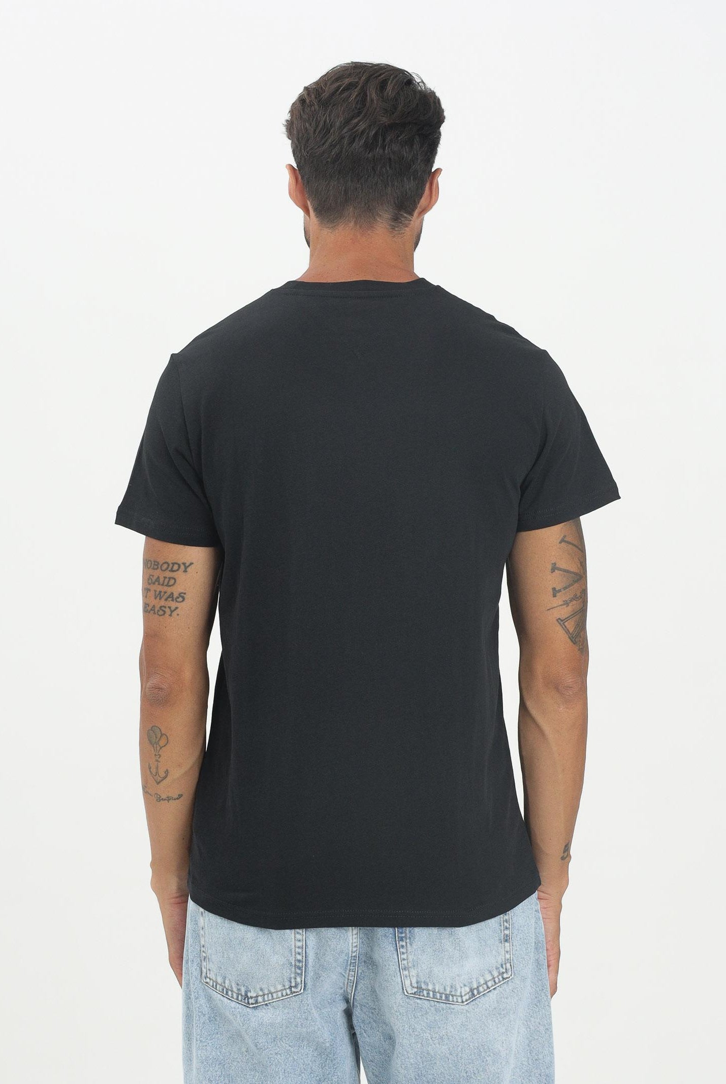 TOMMY JEANS T-shirt a manica corta nera da uomo con logo DM0DM21780BDS . TOMMY JEANS