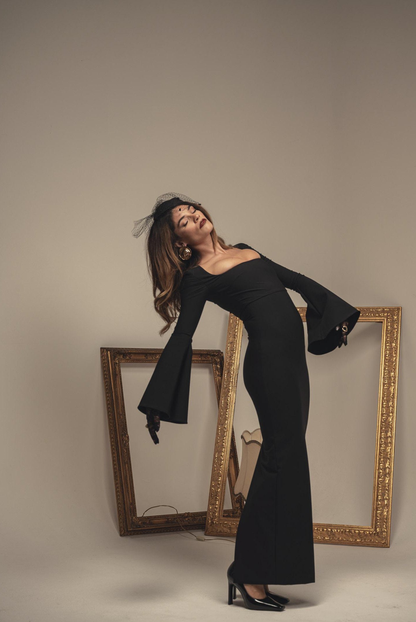 SANTAS Abito lungo LUMIÈRE nero da donna con manica svasata PV2601 NE SANTAS