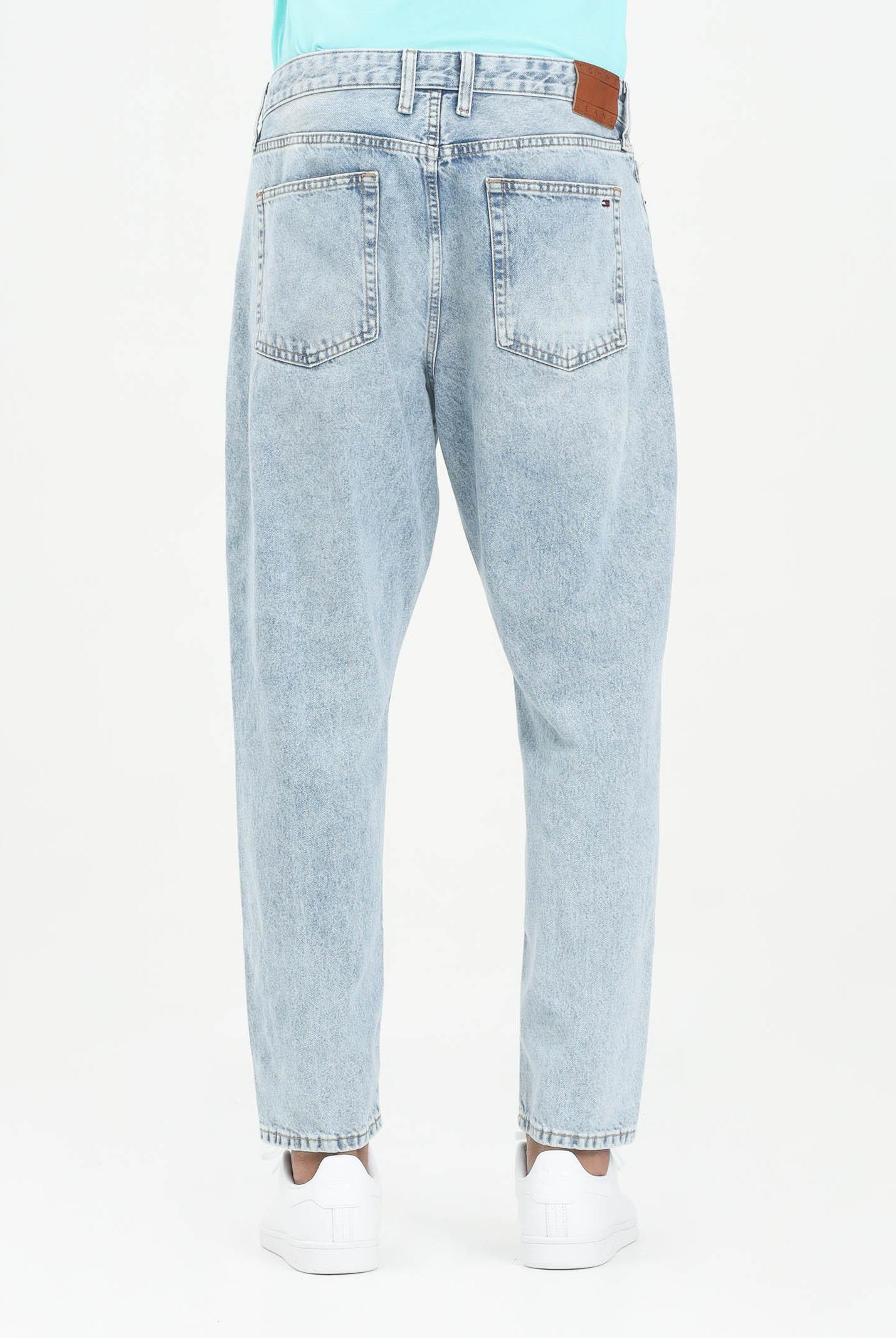 TOMMY JENAS Jeans in denim chiaro da uomo dal taglio relaxed fit DM0DM212111A5  TOMMY JEANS