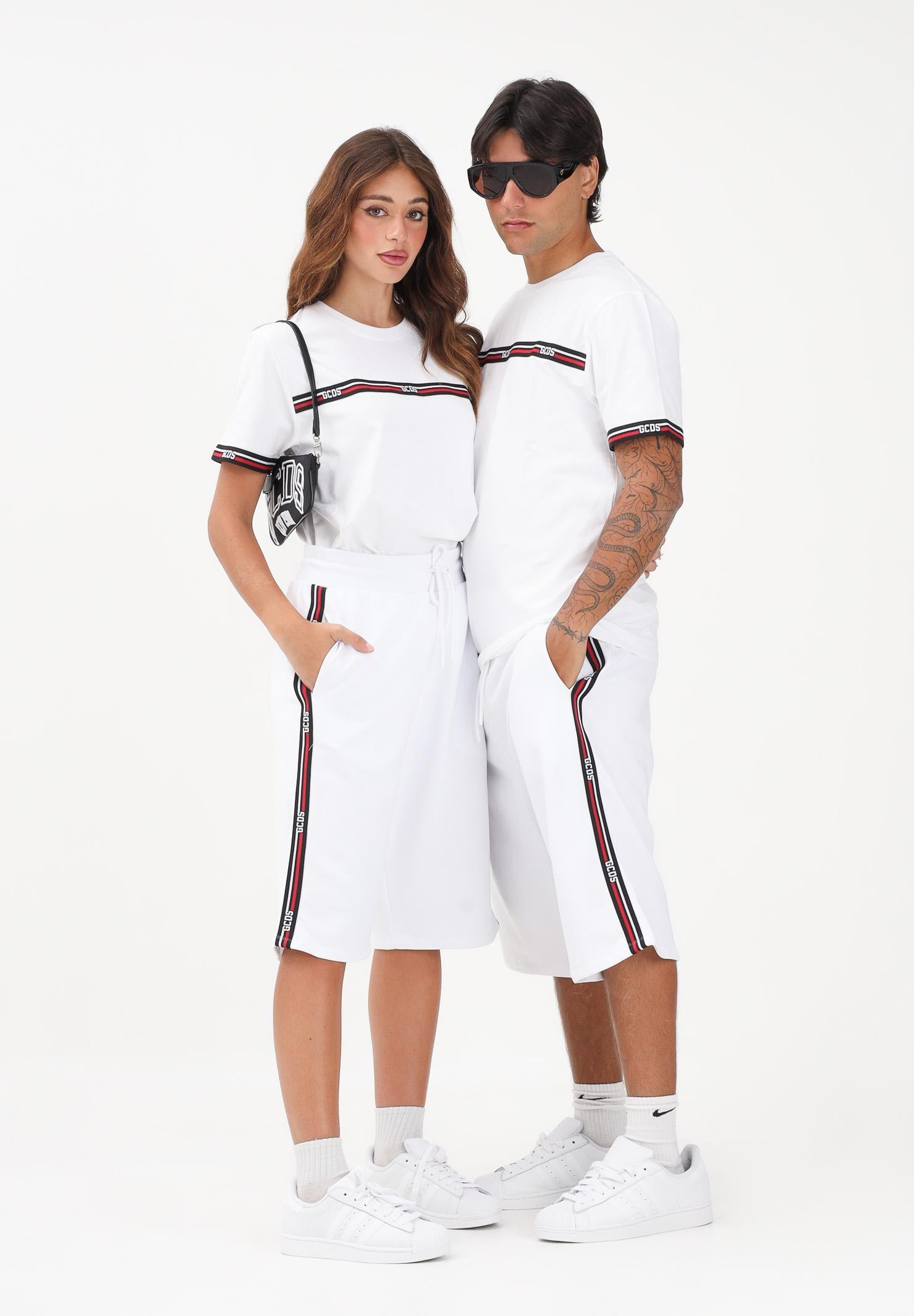 GCDS Shorts sportivo bianco per uomo e donna con bande laterali C1MEQL214F004 100B GCDS