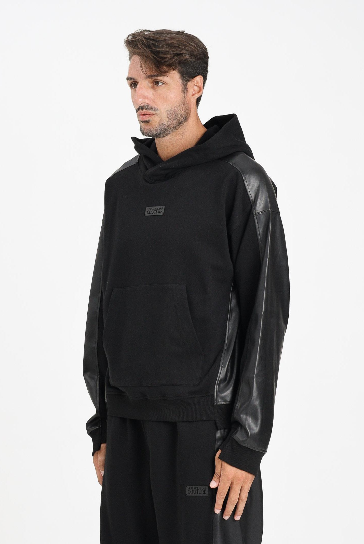VERSACE JEANS COUTURE Felpa con cappuccio nera da uomo realizzata in doppio tessuto 79GAI311F0010 899 VERSACE JEANS COUTURE