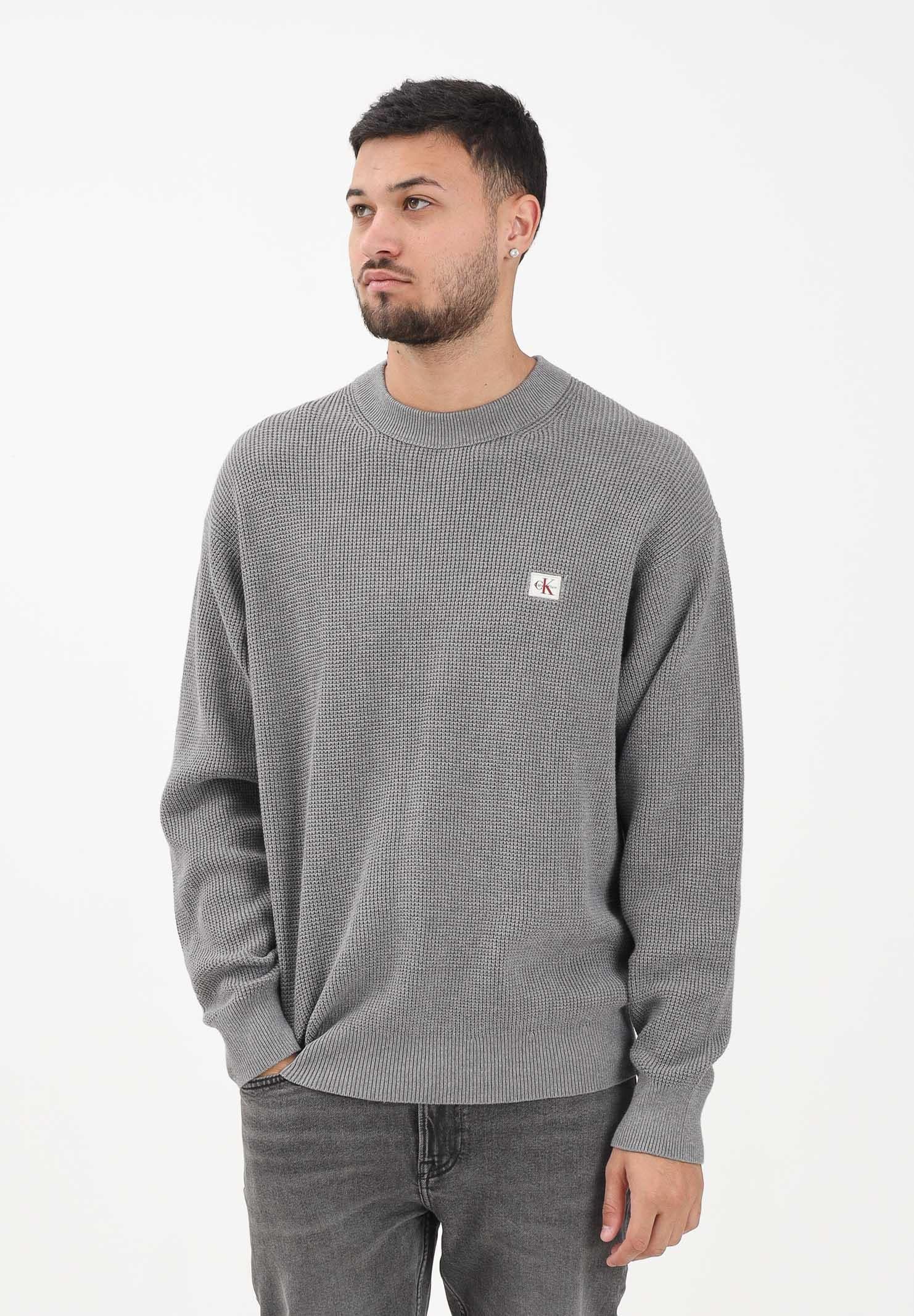 CALVIN KLEIN JEANS Maglioncino girocollo grigio da uomo con patch logo LV04RD313GP7E CALVIN KLEIN JEANS