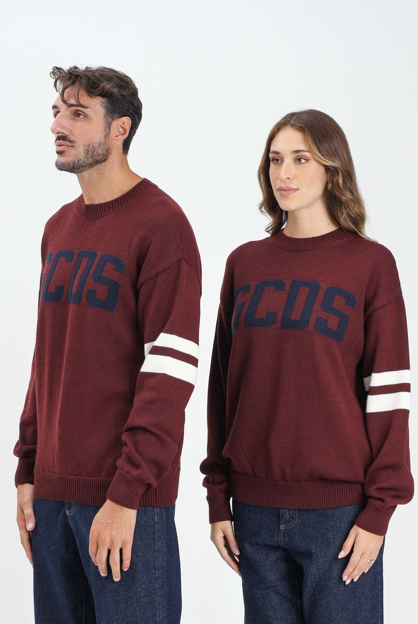 GCDS Maglione girocollo bordeaux per uomo e donna con logo e bande a contrasto B2XM1506I5 49 GCDS