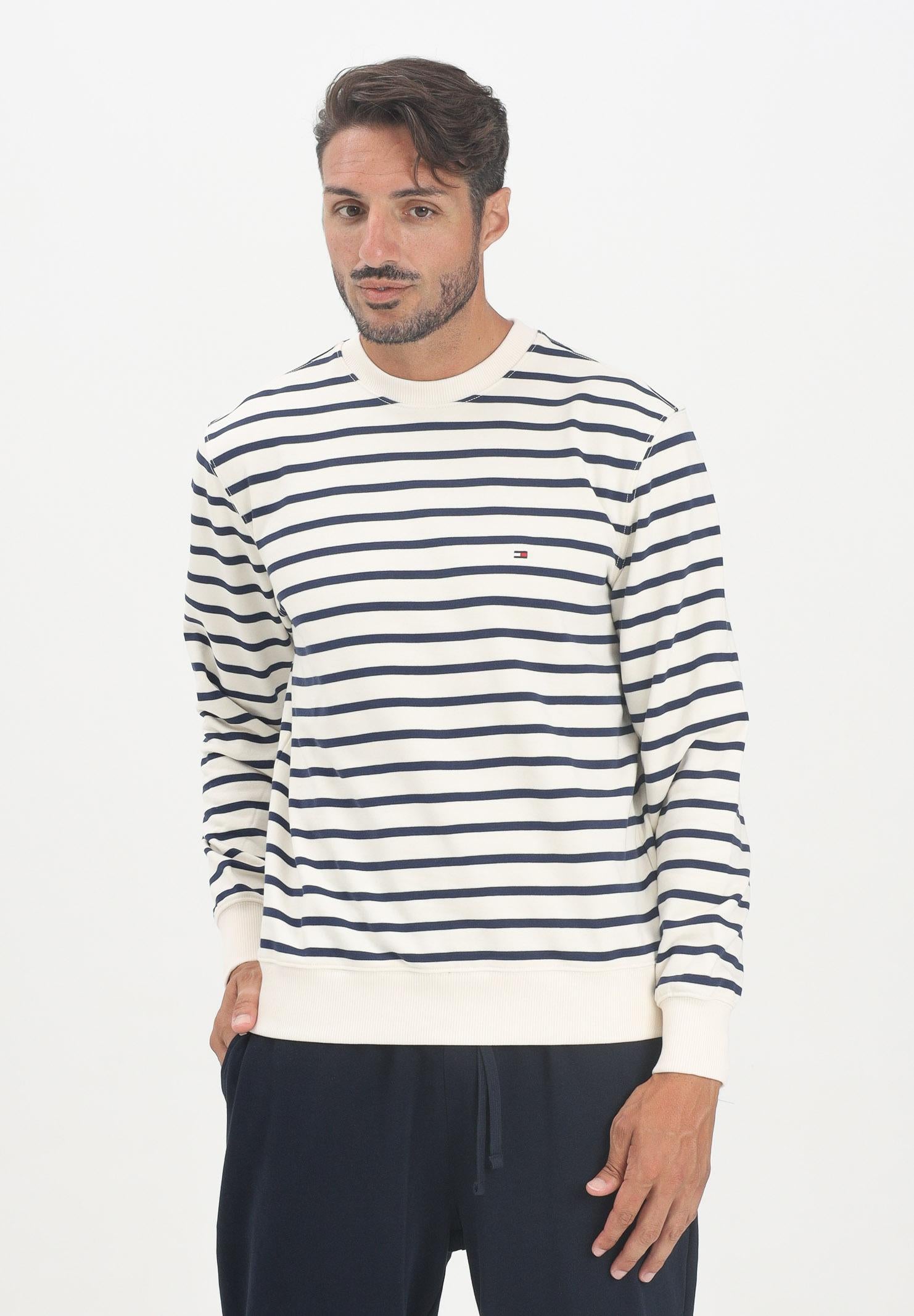 TOMMY HILFIGER Felpa girocollo da uomo a righe orizzontali blu navy su fondo panna MW0MW407000FA TOMMY HILFIGER