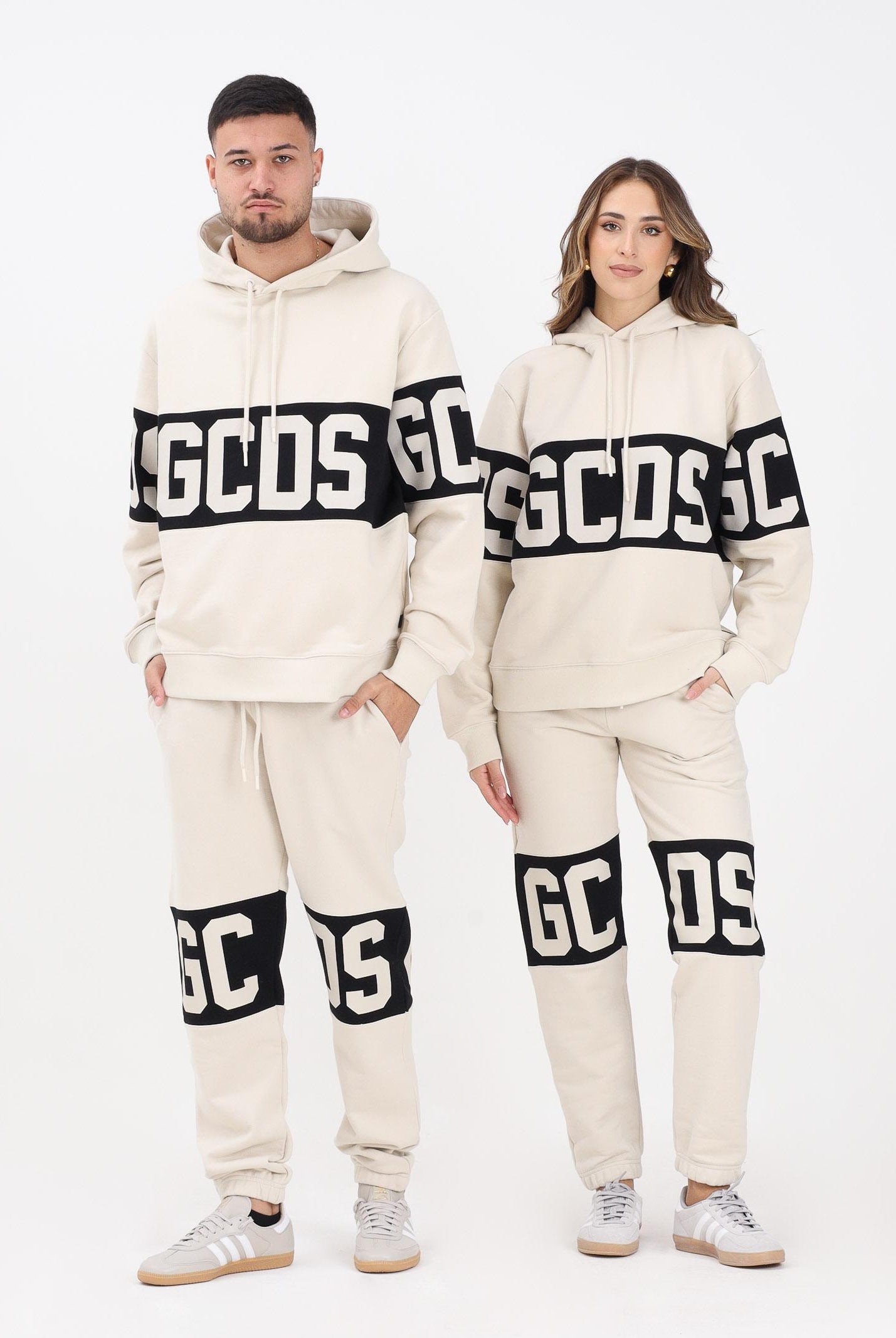 GCDS Pantalone sportivo panna per uomo e donna con banda logo a contrasto B1XM3001JD1 09 GCDS