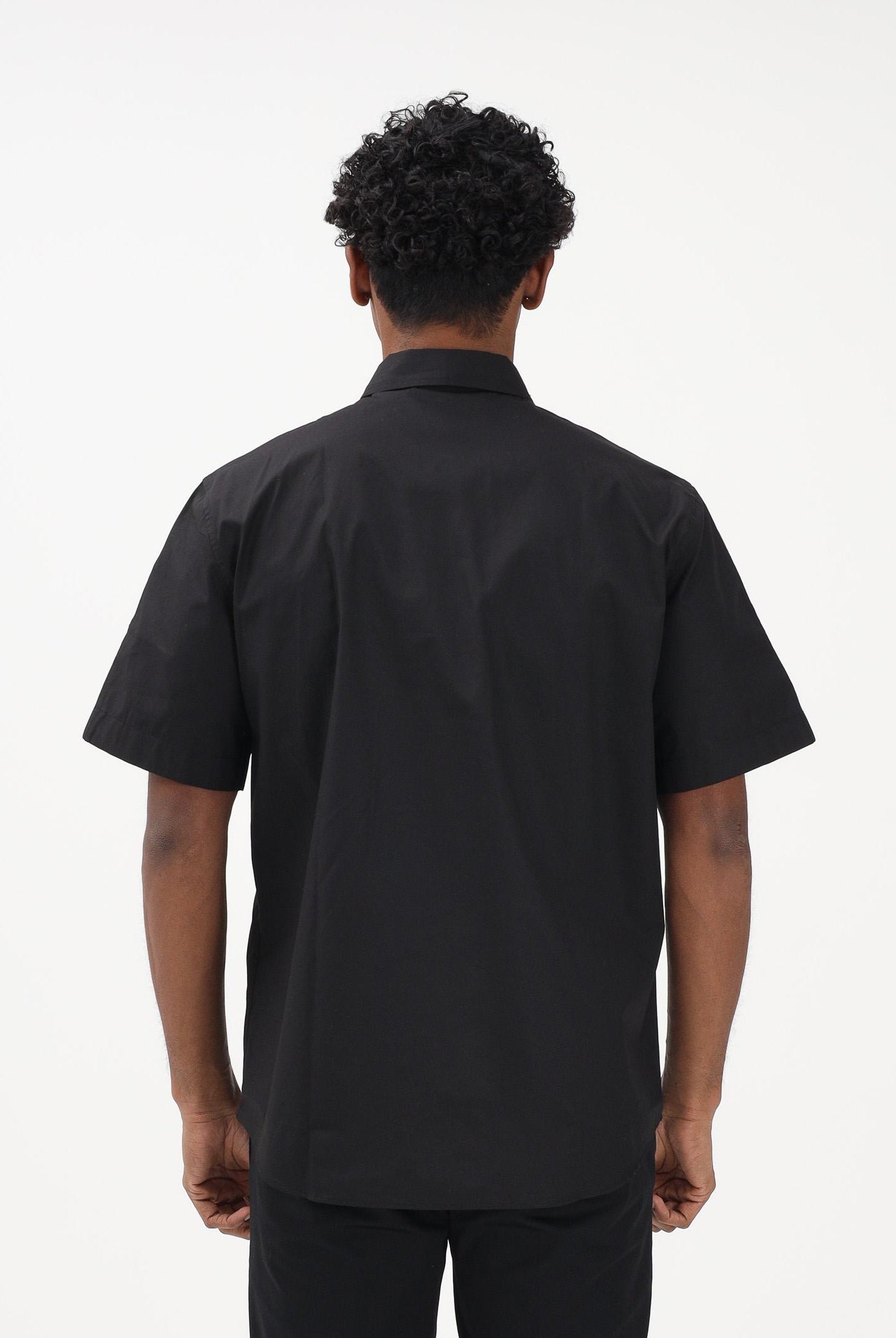 VERSACE JEANS COUTURE Camicia a manica corta nera da uomo con dettagli a contrasto 80GAL219N0132 899 VERSACE JEANS COUTURE