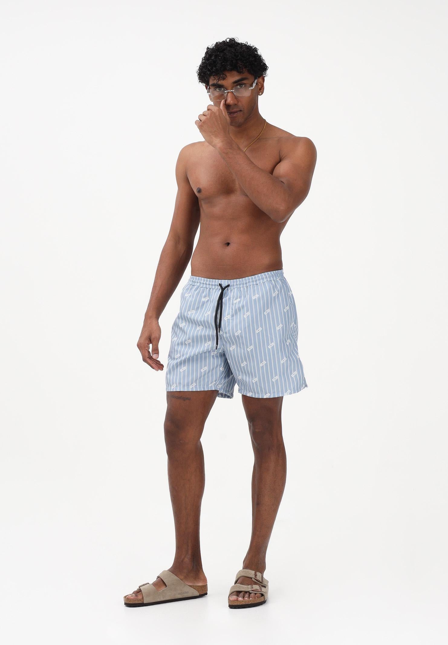 GCDS Shorts mare celeste da uomo con stampa rigata e logo all-over C1MWQS252T015 733A GCDS