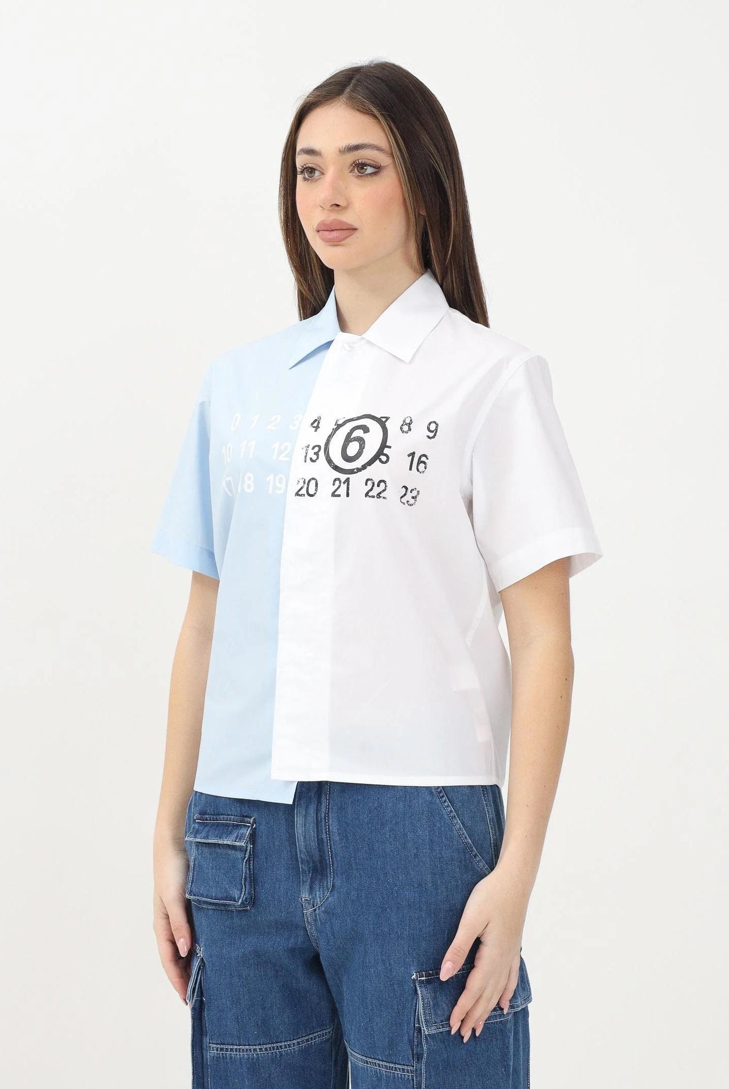 MAISON MARGIELA Camicia a maniche corte bianca e azzurra per donna, ragazzi e bambini con stampa Numbers M60761MM014 M6C29 MAISON MARGIELA