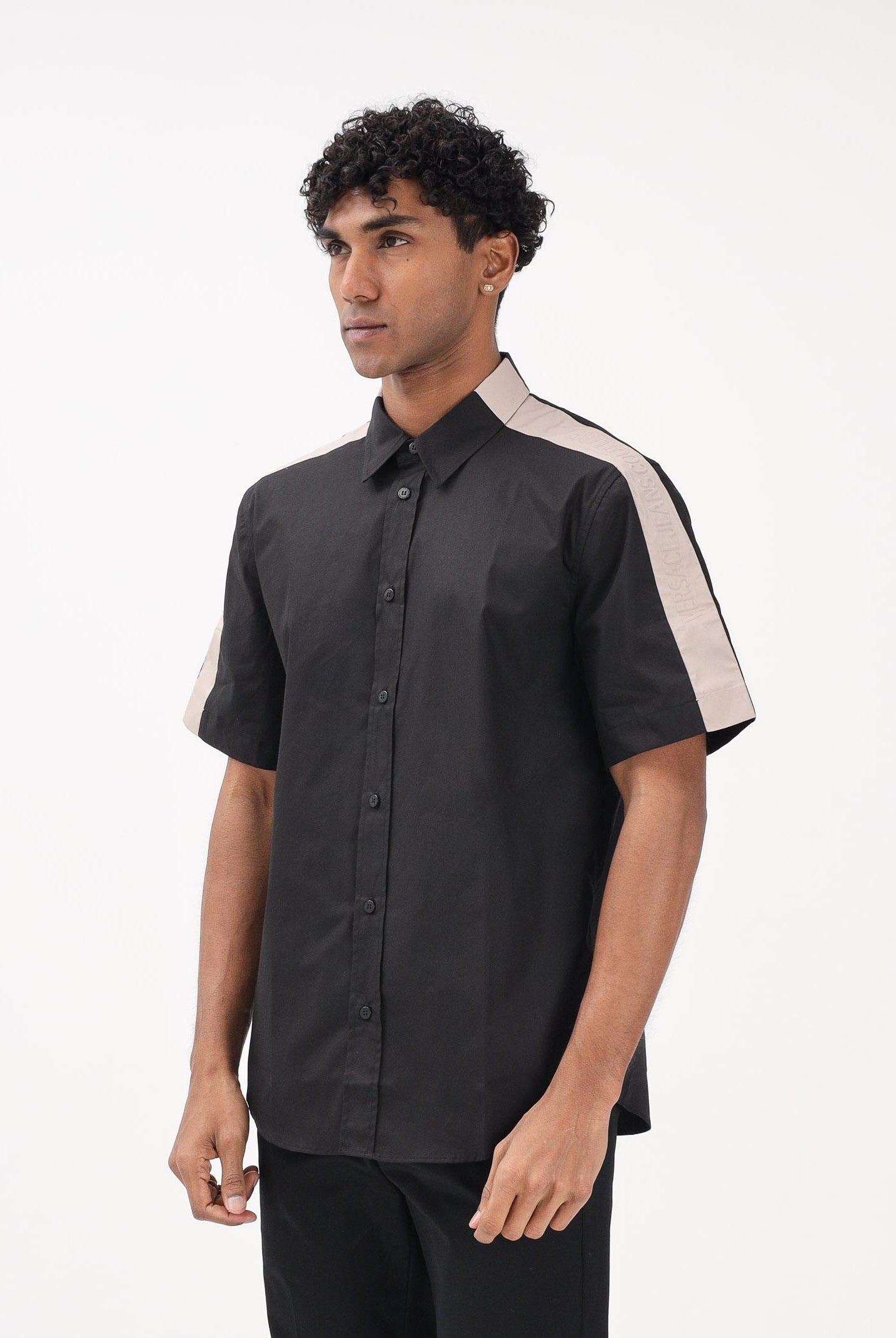 VERSACE JEANS COUTURE Camicia a manica corta nera da uomo con dettagli a contrasto 80GAL219N0132 899 VERSACE JEANS COUTURE